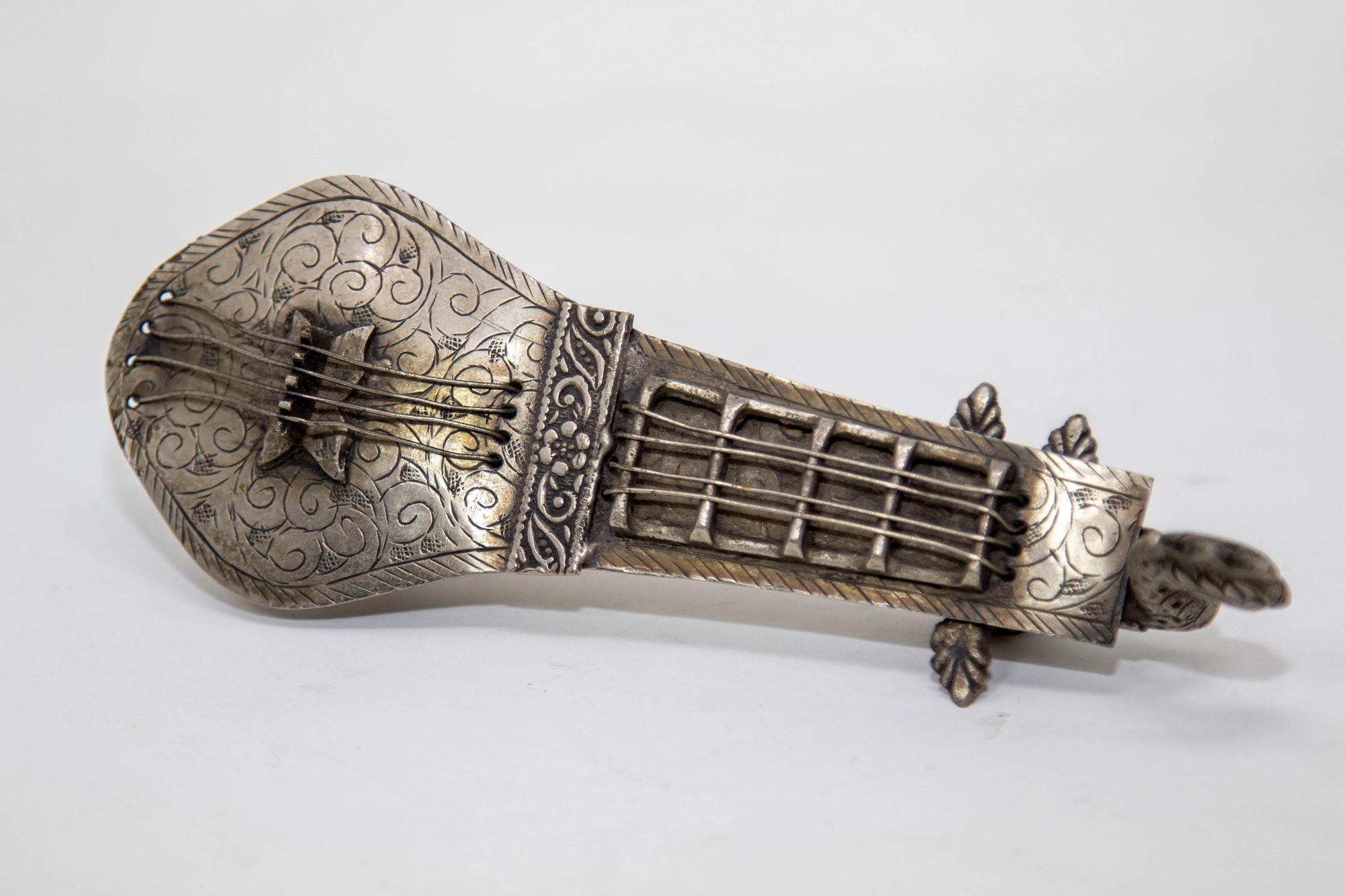 Boîte en métal argenté asiatique sculptée à la main en forme de paon Sitar Veena, 1950 Bon état - En vente à North Hollywood, CA