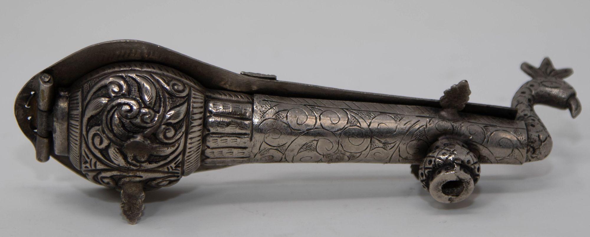20ième siècle Boîte en métal argenté asiatique sculptée à la main en forme de paon Sitar Veena, 1950 en vente