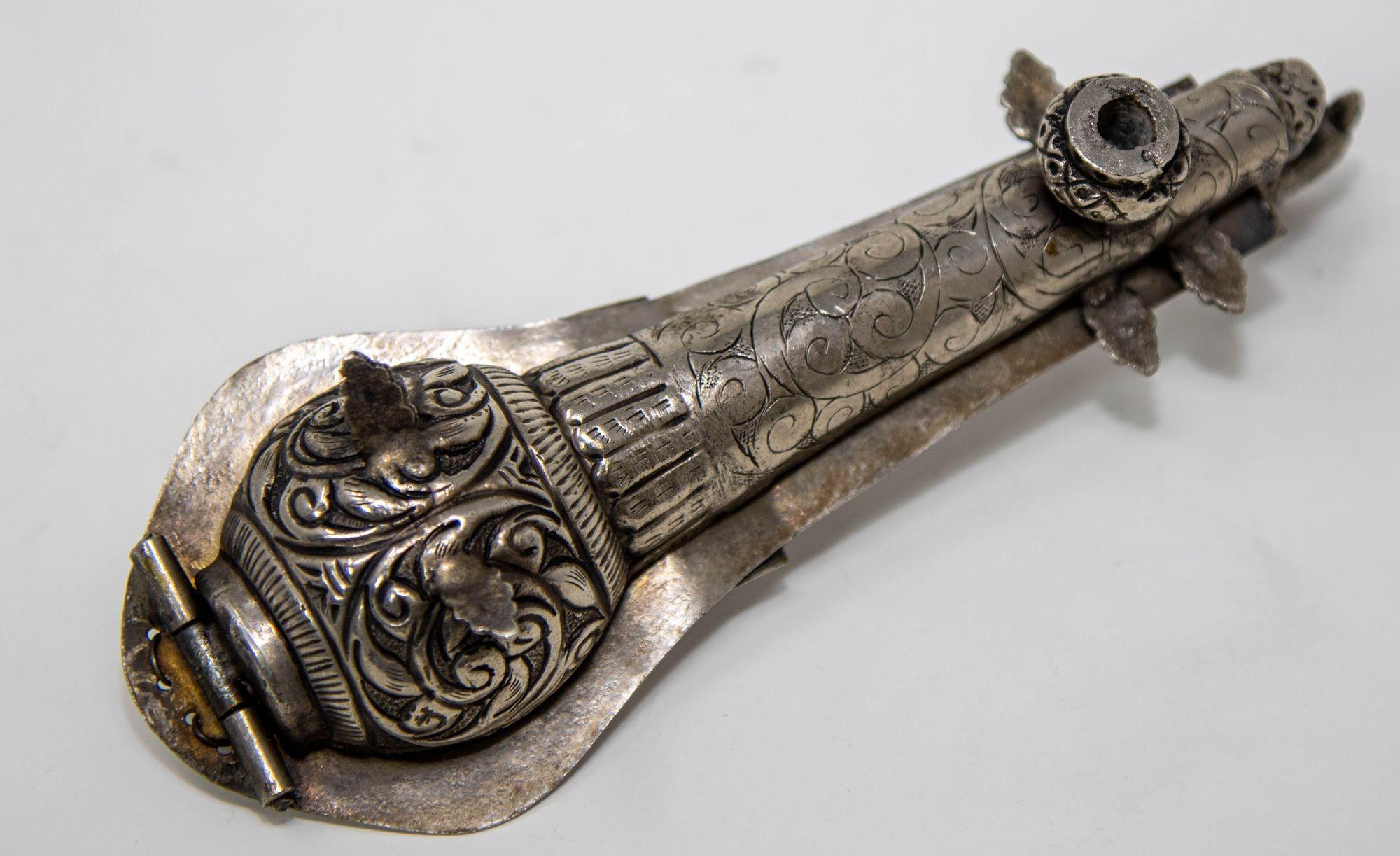 Métal Boîte en métal argenté asiatique sculptée à la main en forme de paon Sitar Veena, 1950 en vente