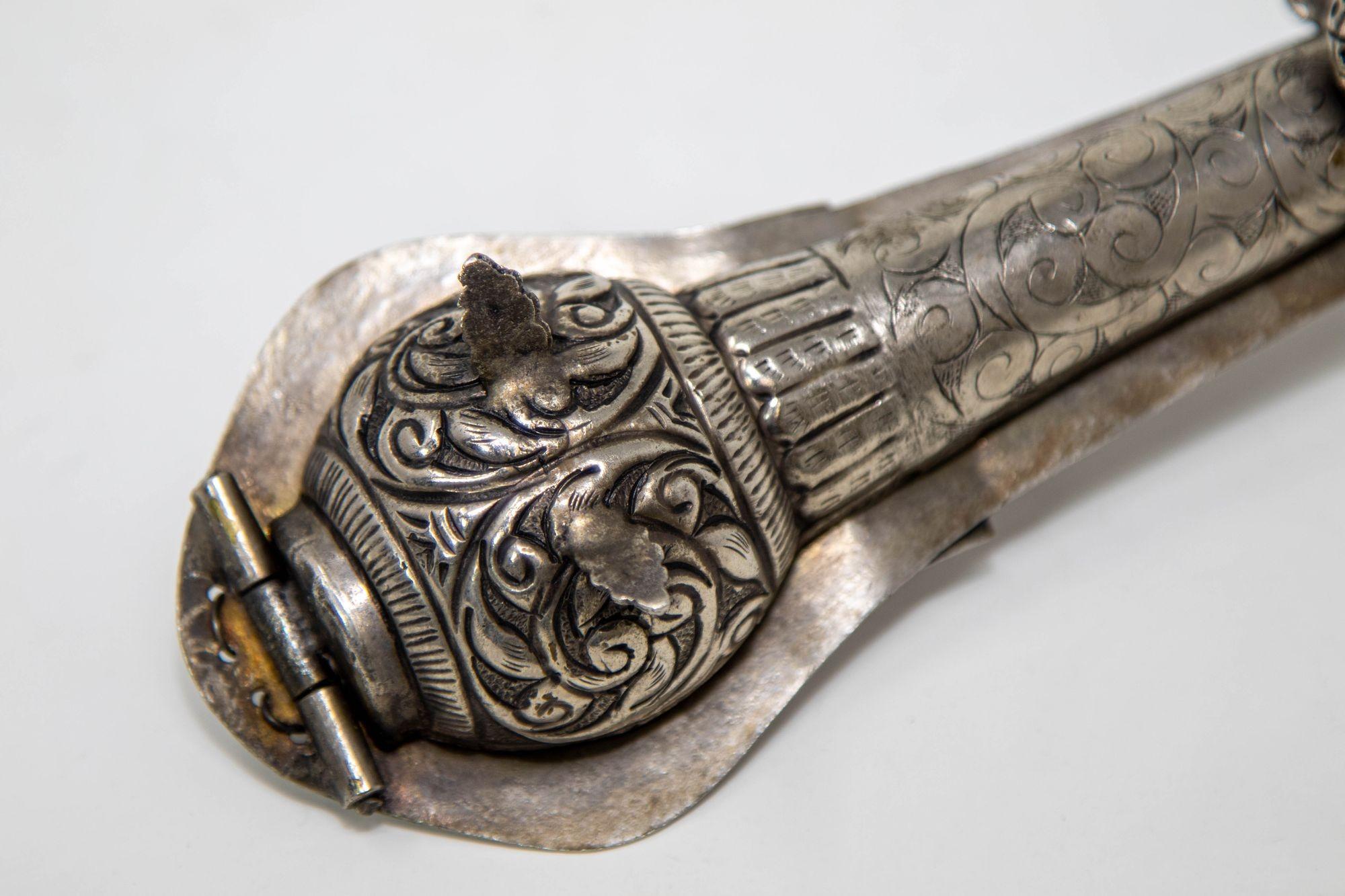 Boîte en métal argenté asiatique sculptée à la main en forme de paon Sitar Veena, 1950 en vente 1