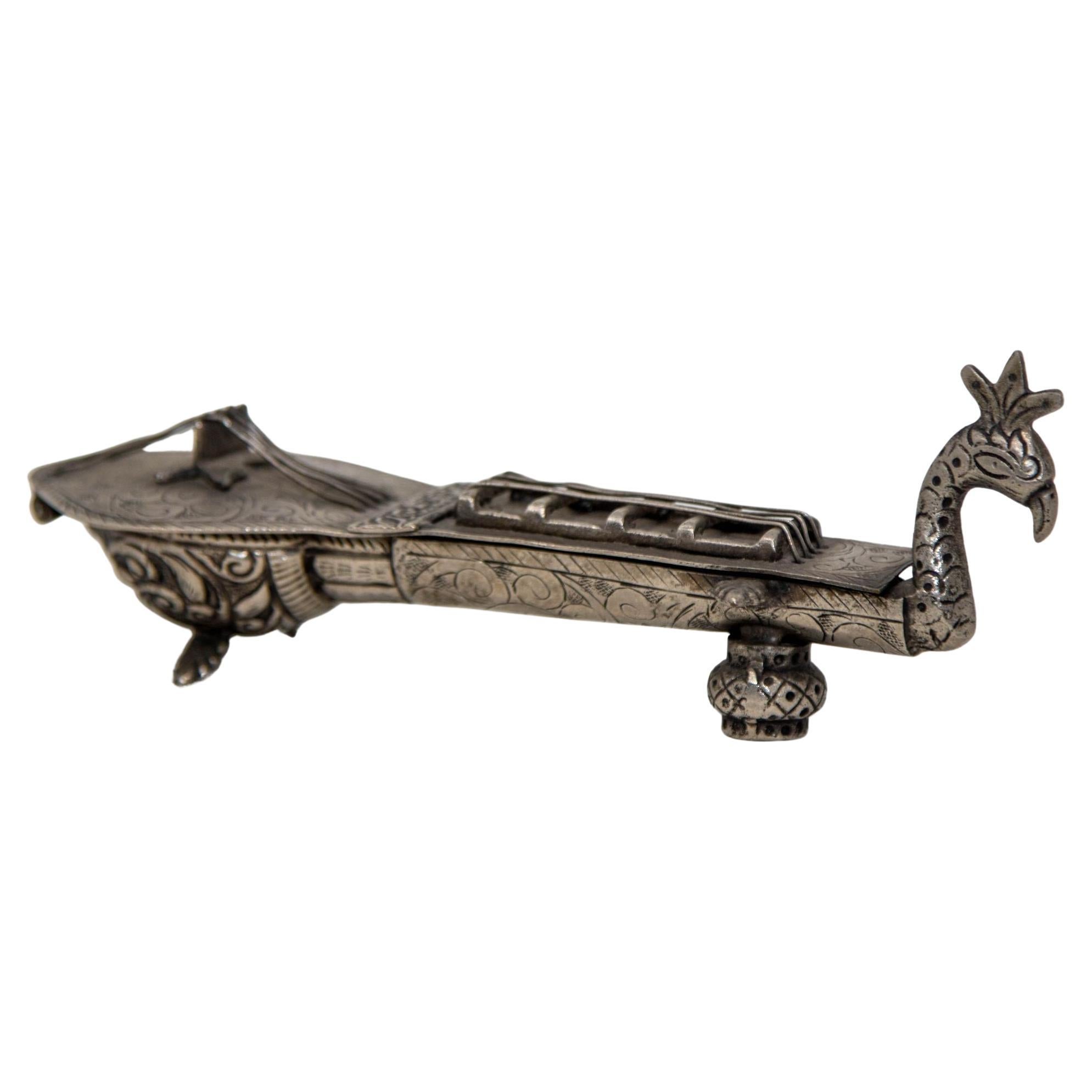 Sitar asiática de plata tallada a mano Forma de pavo real Veena Caja 1950