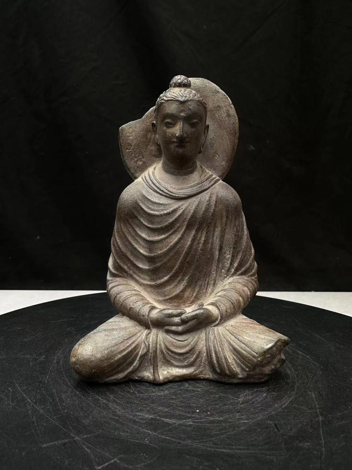 Cette statue de Bouddha du Gandhara, ancienne sculpture asiatique en pierre, reflète l'élégance intemporelle de la tradition artistique du Gandhara, qui s'est épanouie le long de l'ancienne route de la soie entre le 1er et le 5ème siècle de notre