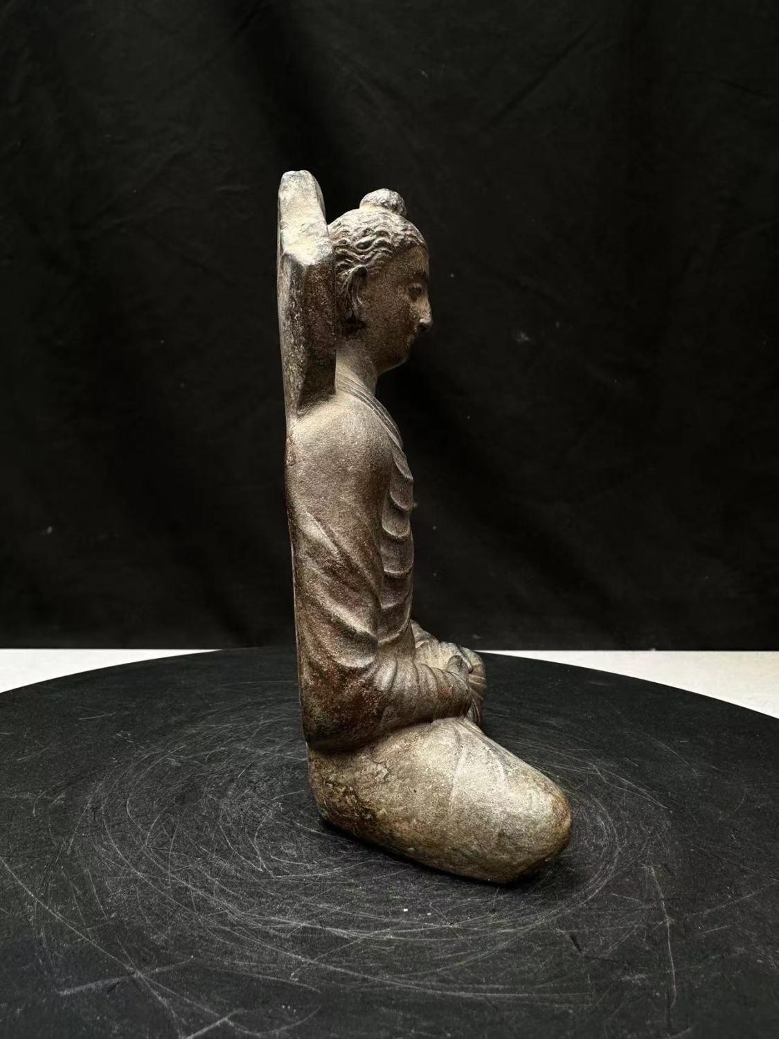 Vintage Asian Stone Carving Gandharan Buddha Statue - Ancient Style Buddhist Art État moyen - En vente à 景德镇市, CN