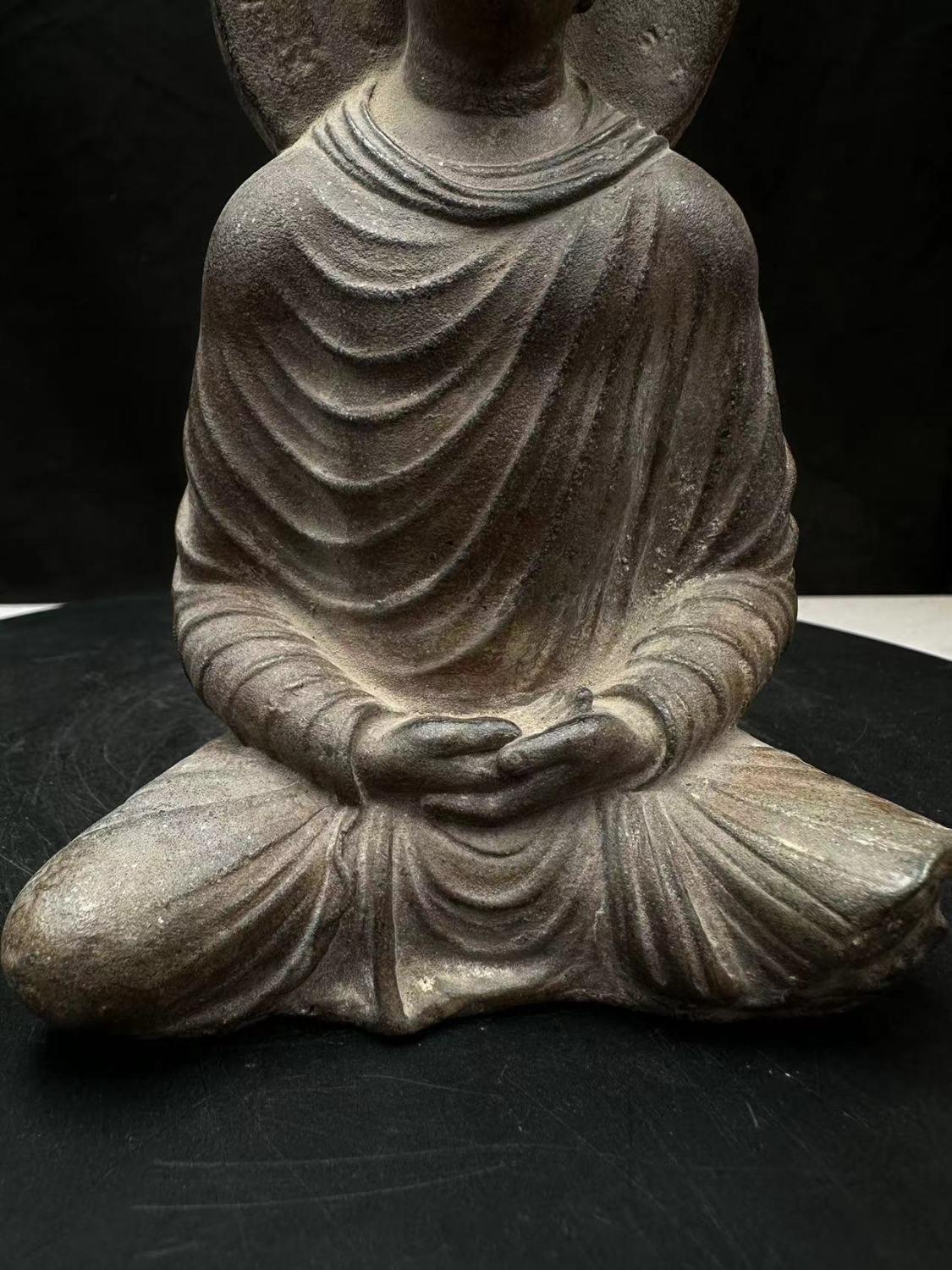 Vintage Asian Stone Carving Gandharan Buddha Statue - Ancient Style Buddhist Art en vente 1