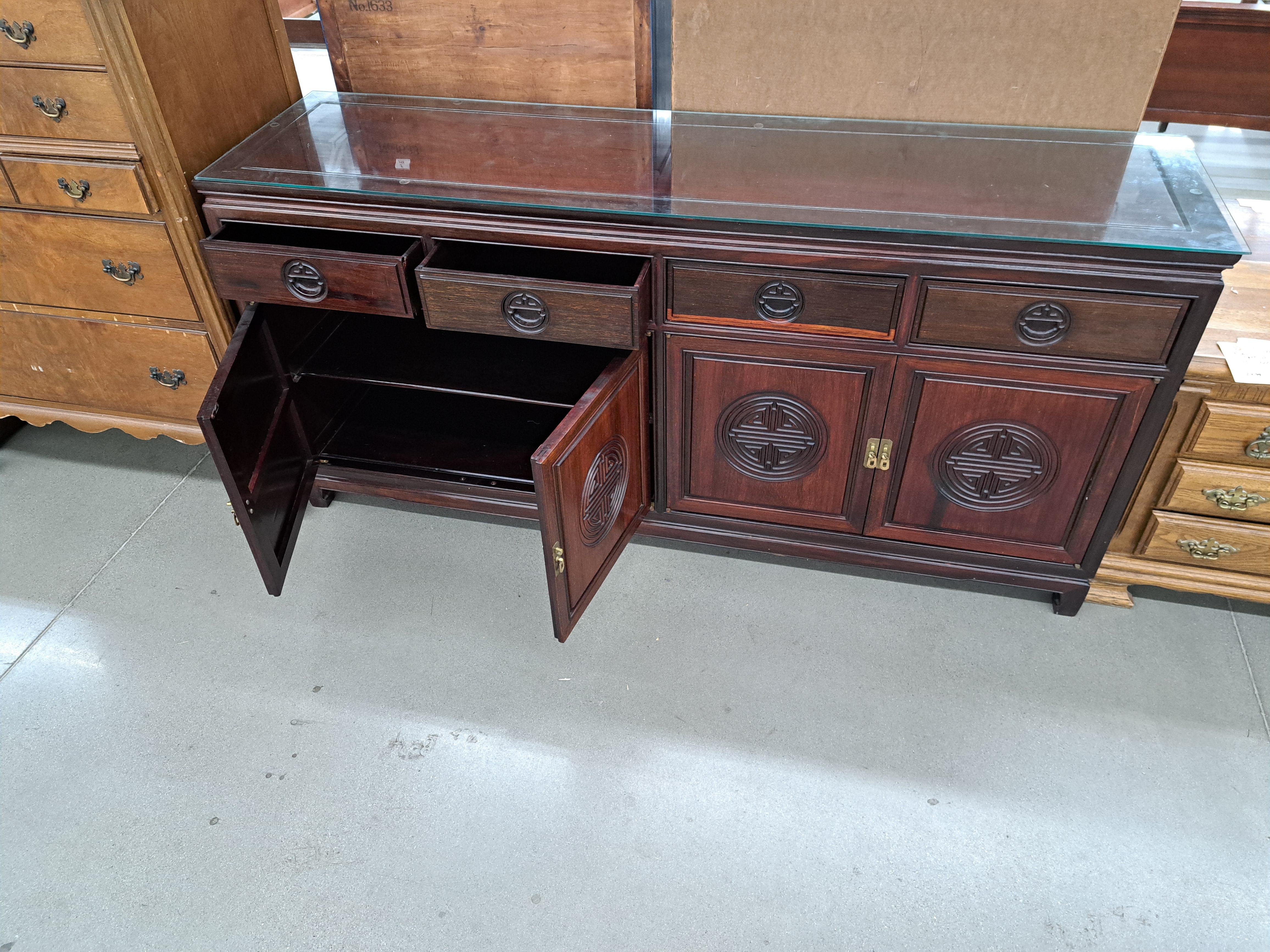 Cineserie Credenza/Sideboard vintage in palissandro intagliato in Asian Style con coperchio in vetro personalizzato in vendita