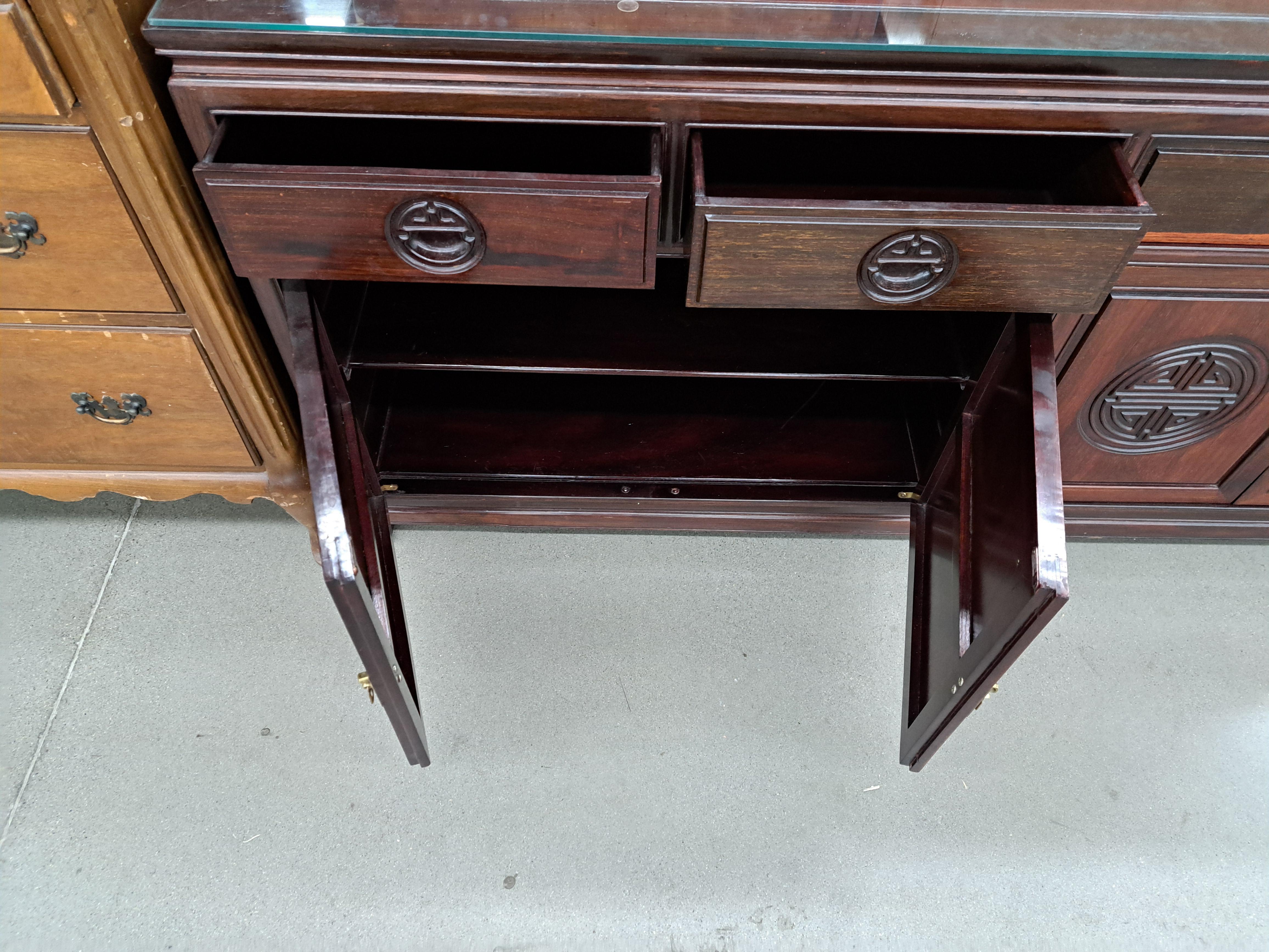 Cinese Credenza/Sideboard vintage in palissandro intagliato in Asian Style con coperchio in vetro personalizzato in vendita