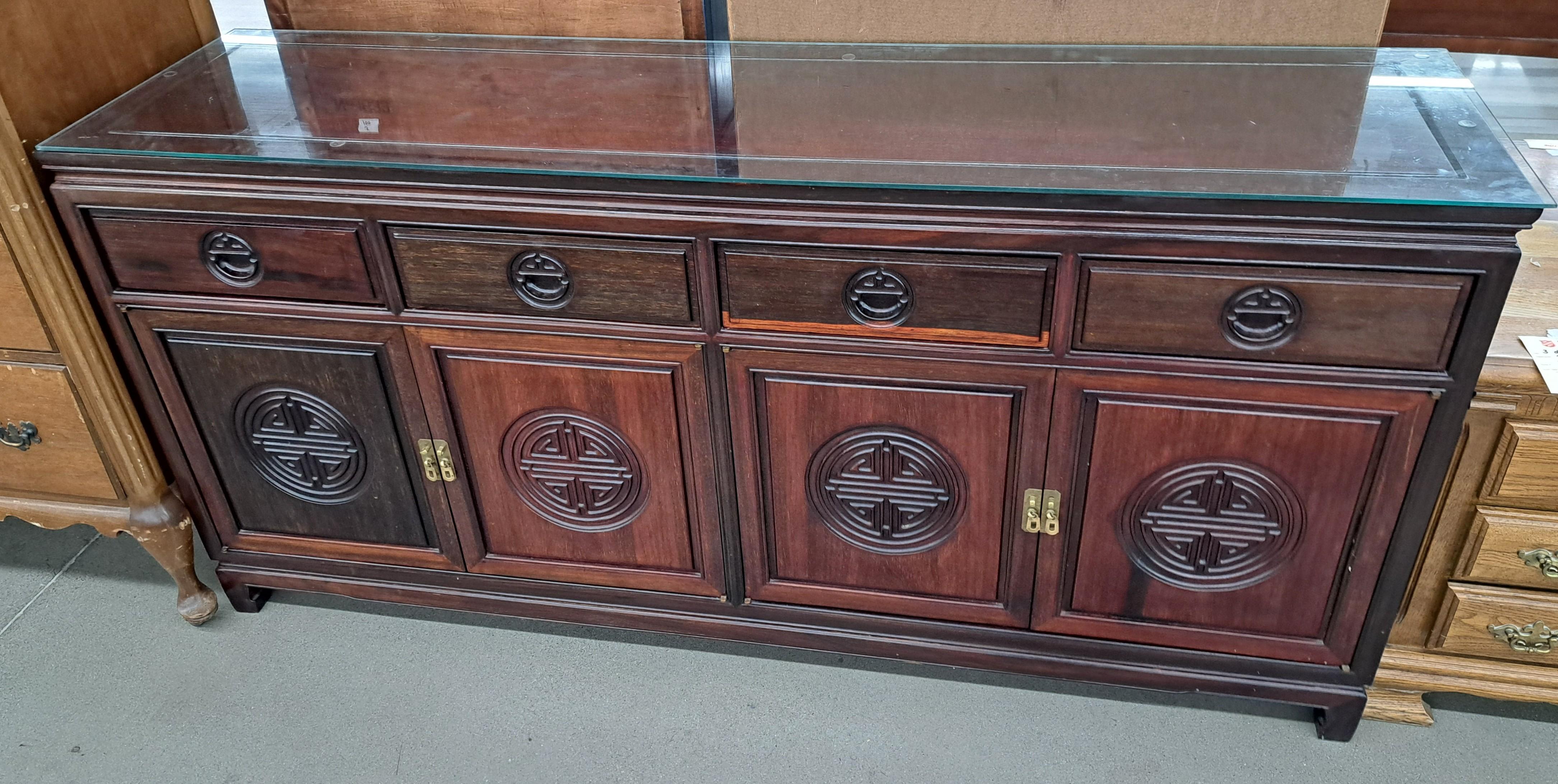 Intagliato Credenza/Sideboard vintage in palissandro intagliato in Asian Style con coperchio in vetro personalizzato in vendita