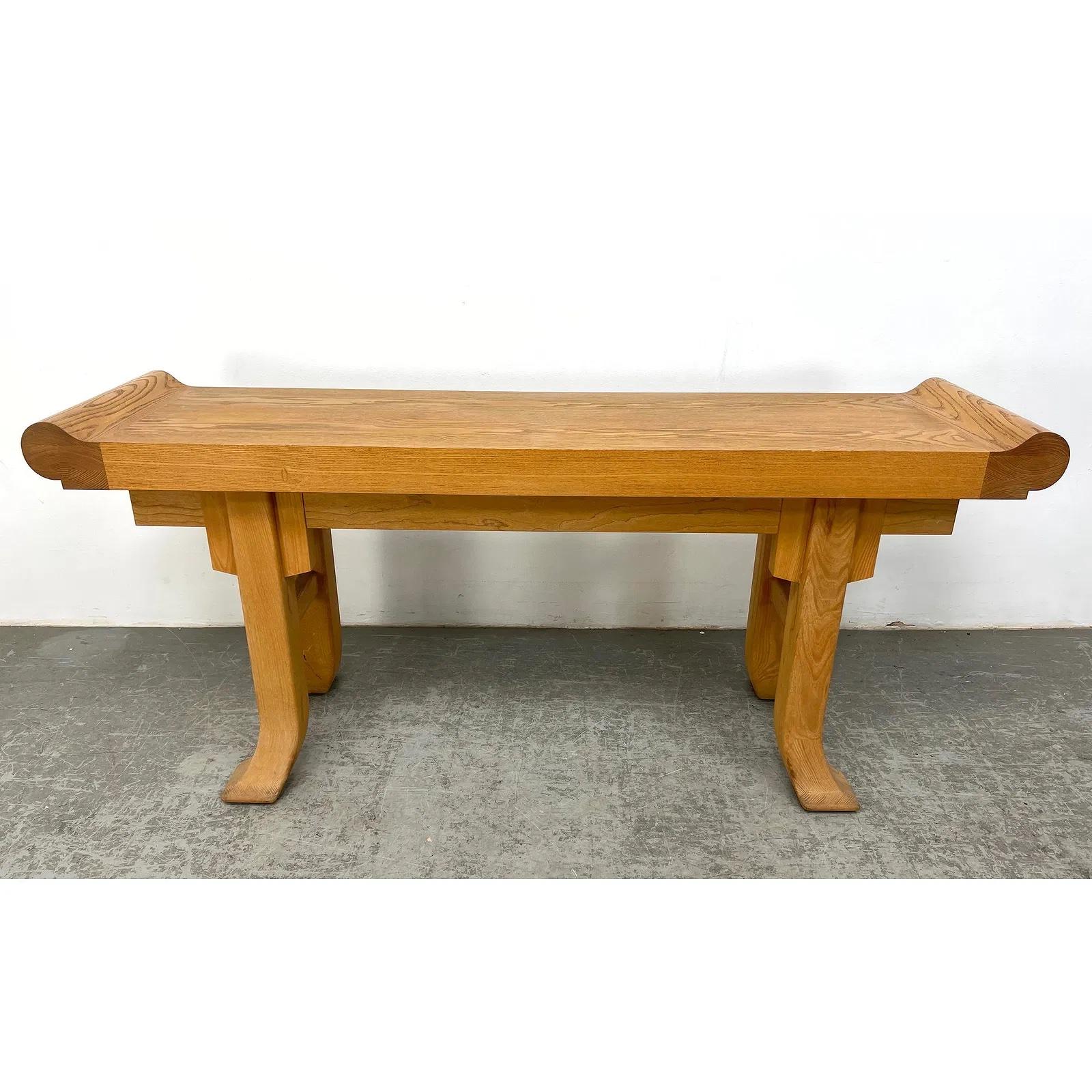 Sustanciosa consola vintage de estilo altar fabricada en roble macizo con líneas tradicionales de inspiración asiática. Presenta patas escultóricas, una gruesa encimera biselada y extremos volcados. Perfecta como consola de entrada o mesa de sofá.