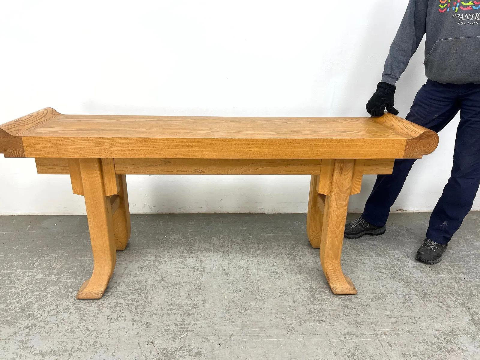 Consola de altar vintage Asian Style de roble macizo en Bueno estado para la venta en Elkton, MD