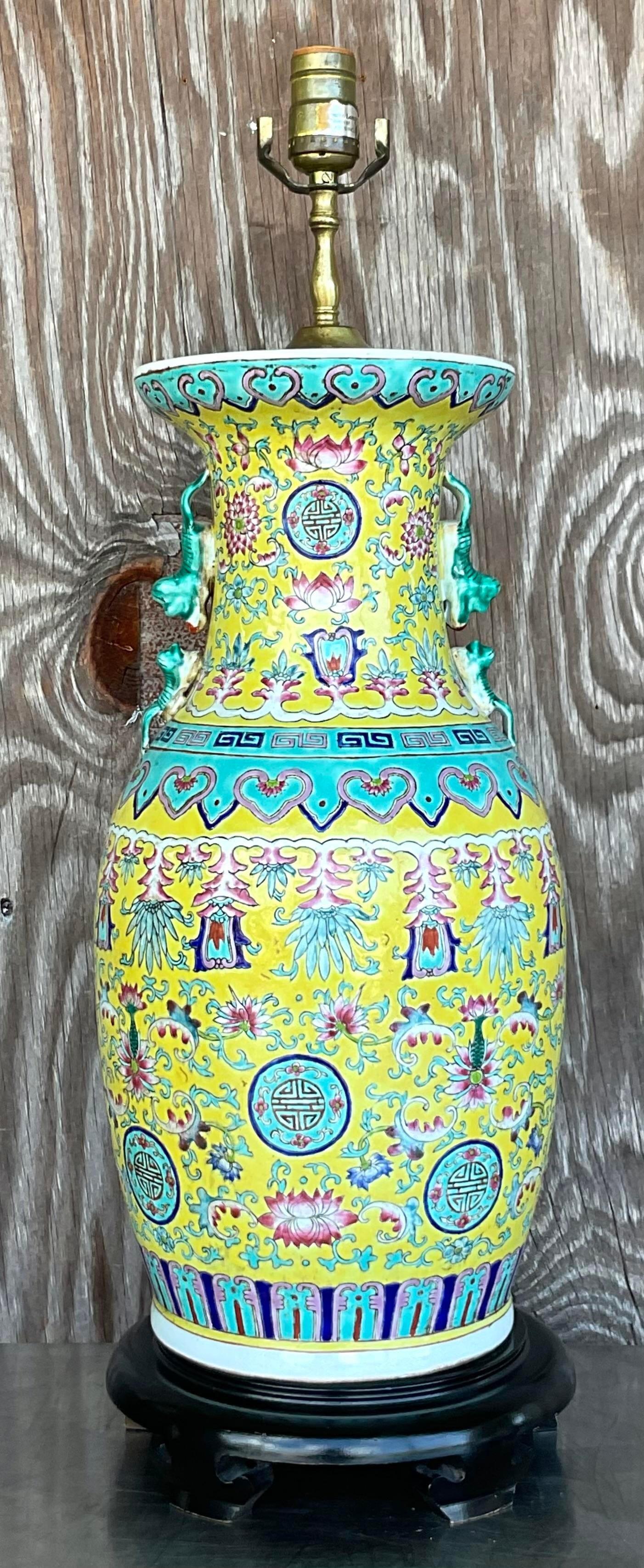 Eine fabelhafte asiatische Vintage-Tischlampe. Wunderschönes Foo Dog Design in brillanten Farben. Erworben aus einem Nachlass in Palm Beach.