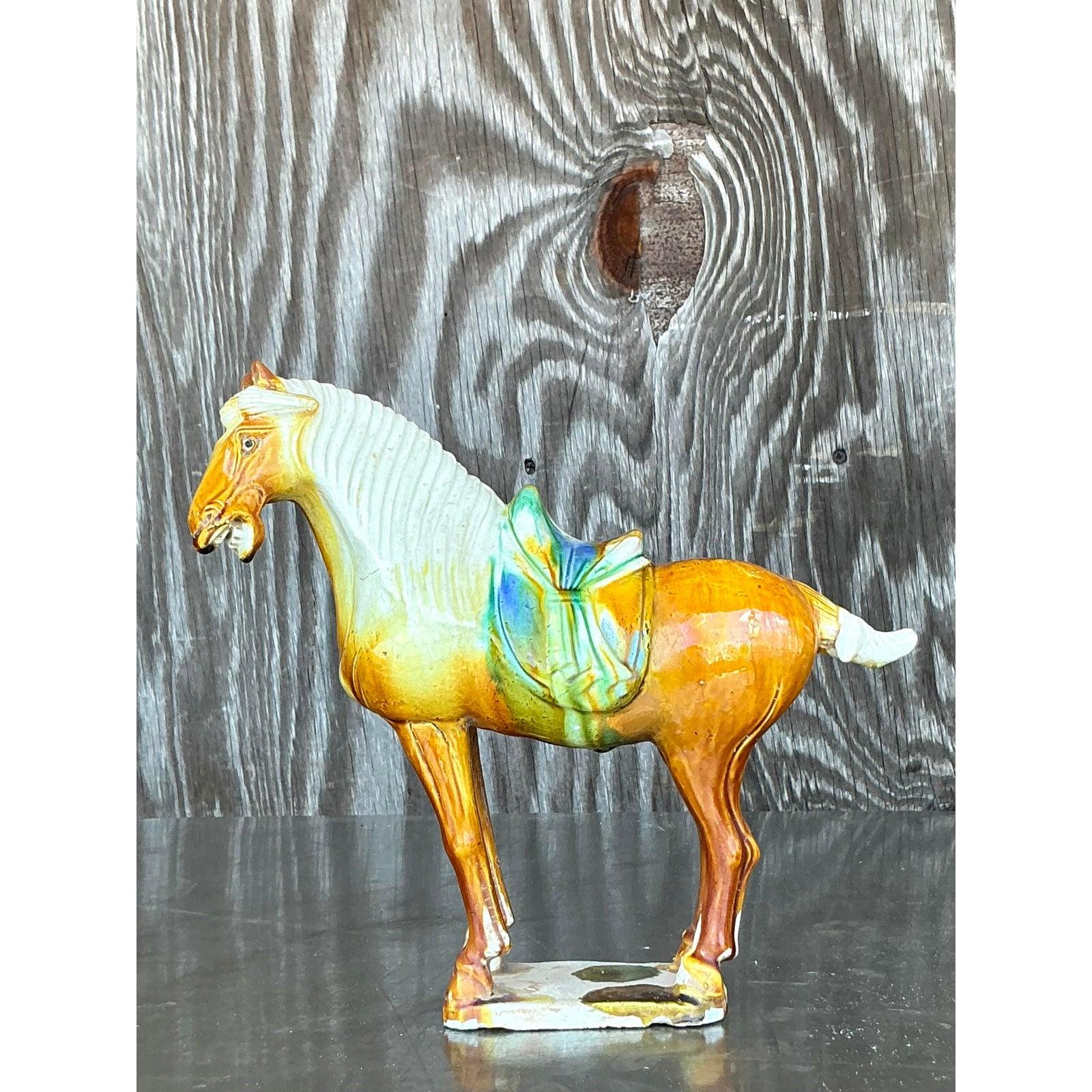 Celebra lo spirito dell'antica arte con questo cavallo da tempio asiatico vintage. Realizzata in modo squisito con linee aggraziate e dettagli intricati, questa figura scultorea riflette l'eleganza senza tempo e la forza simbolica dell'arte
