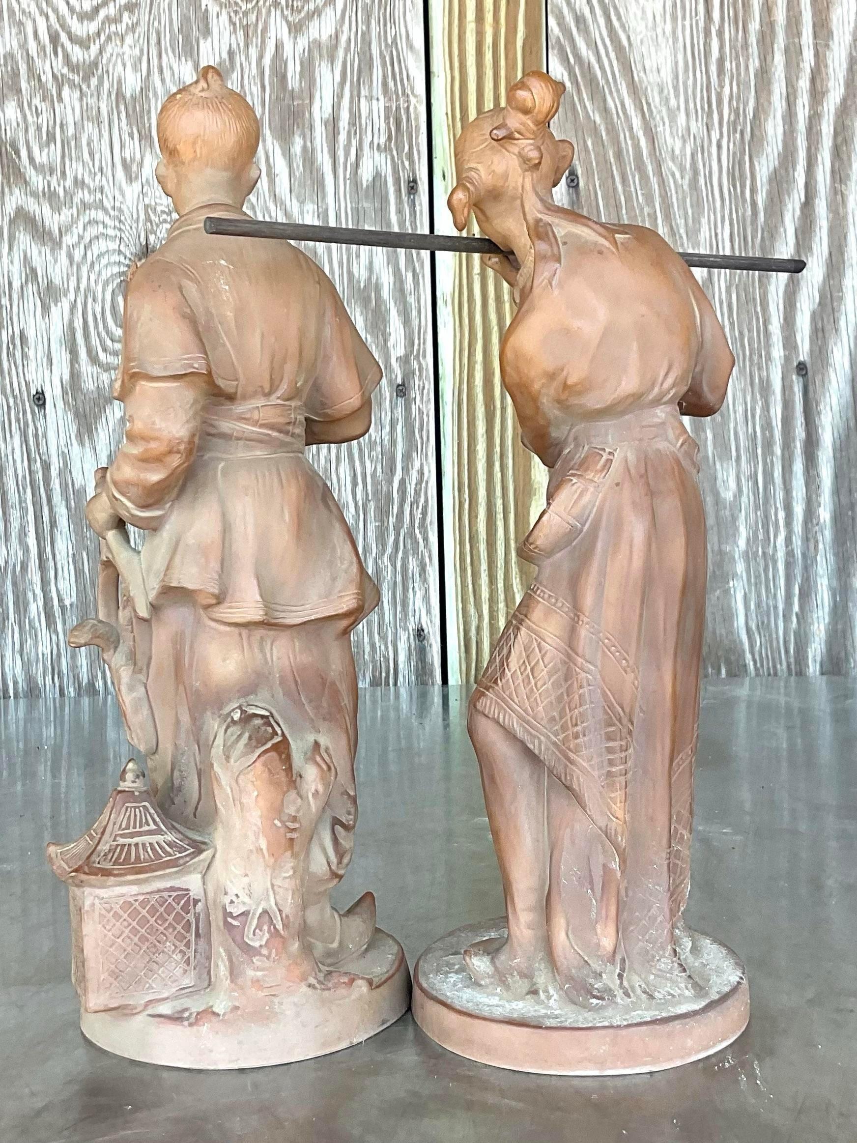 Abraza la fusión cultural con nuestra Pareja Vintage de Terracota, un conjunto de dos esculturas inspiradas en la herencia asiática. Impregnadas de estilo americano, estas piezas aportan un toque de encanto mundano a tu decoración, celebrando la