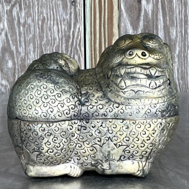Caja vintage asiática de metal labrado Foo Dog en Bueno Estado en west palm beach, FL