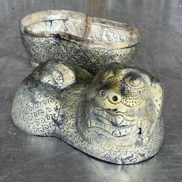 Caja vintage asiática de metal labrado Foo Dog siglo XX
