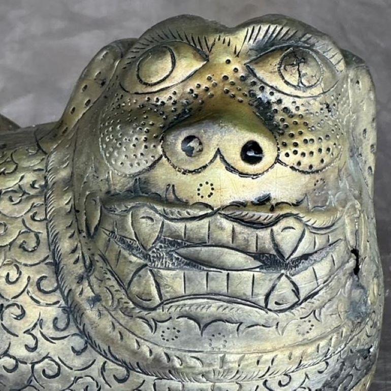 Caja vintage asiática de metal labrado Foo Dog Metal