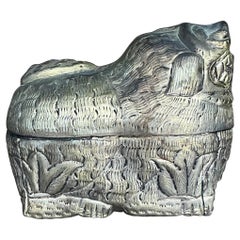 Scatola asiatica d'epoca in metallo lavorato per cani Foo Dog