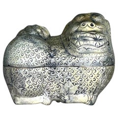 Caja vintage asiática de metal labrado Foo Dog
