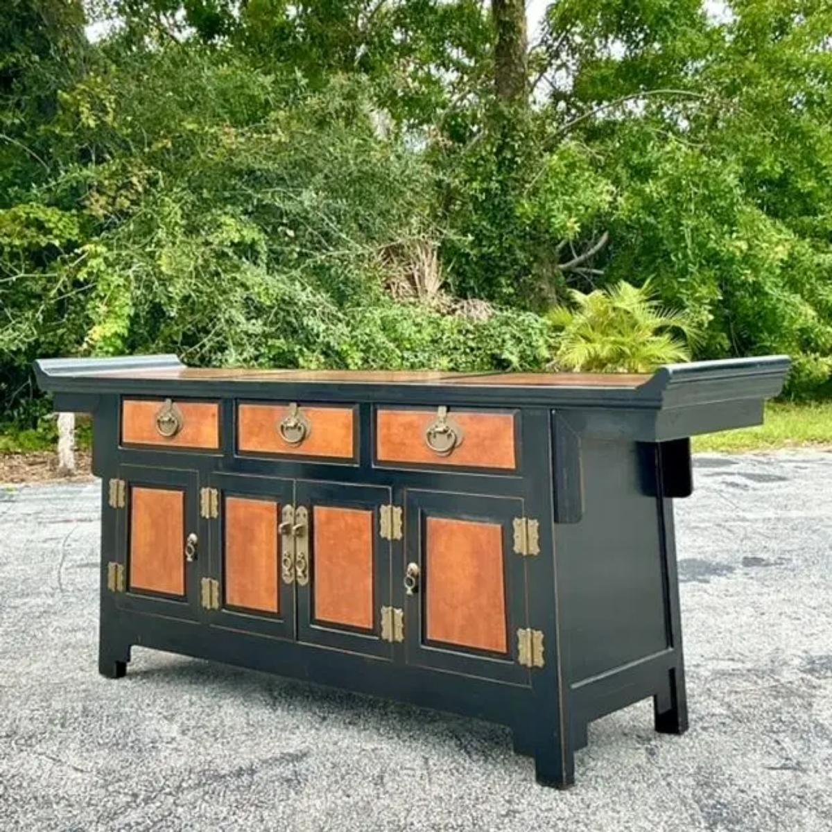 Credenza Pagoda Vintage Asiática Bicolor en Bueno Estado en West Palm Beach, FL