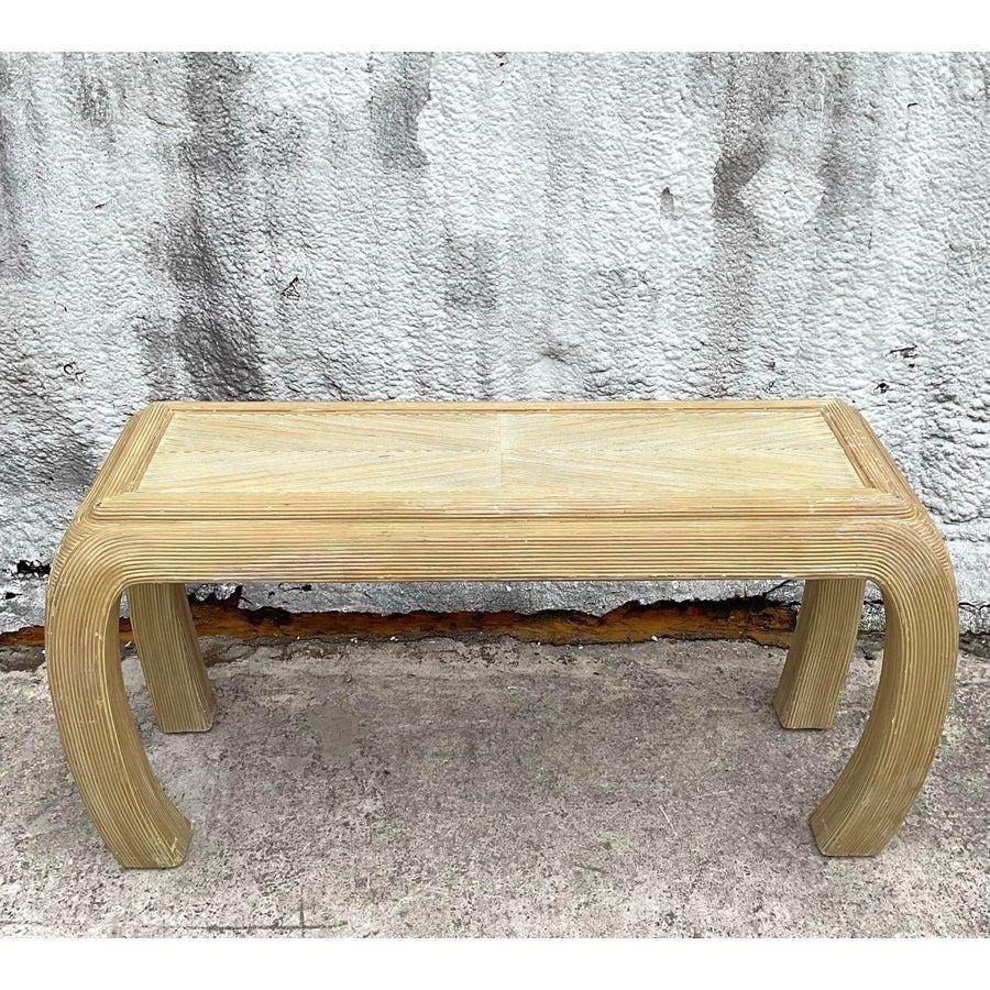 Cette table console Ming d'inspiration asiatique vintage apporte une élégance raffinée à votre espace. Fabriqué en roseau lavé, il présente des lignes épurées et des courbes subtiles caractéristiques du mobilier de style Ming. La finition Nature met