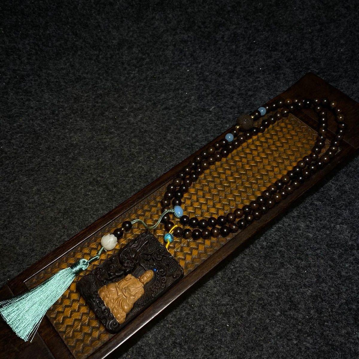 Vintage Asian Wood 108 Beads Necklace with Carving Dragon Buddha Plaque In Fair Condition For Sale In 景德镇市, CN