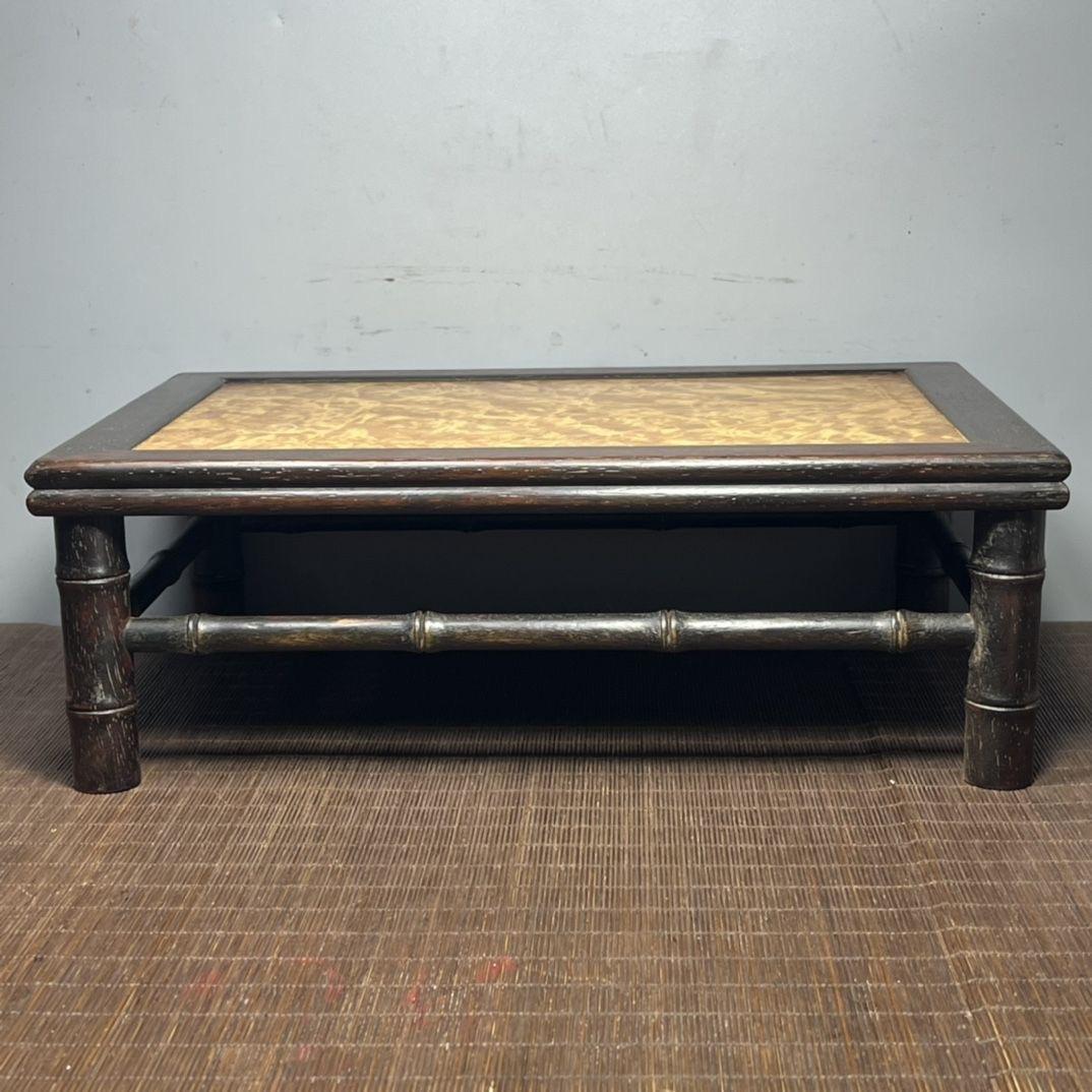 Asiatischer Vintage-Tee-Tisch aus Holz mit goldener Kampferplatte - eine Mischung aus Eleganz und Tradition

Dieser asiatische Teetisch im Vintage-Stil aus Holz mit einer beeindruckenden goldenen Kampferplatte ist ein Meisterwerk traditioneller
