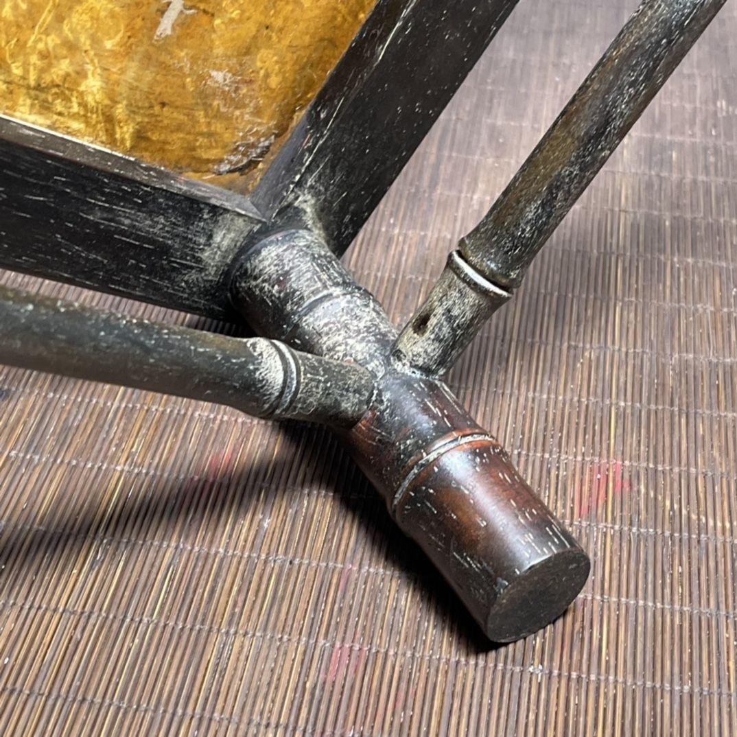 Asiatischer Holz-Teetisch im Vintage-Stil mit goldenem Camphor-Paneel im Angebot 3