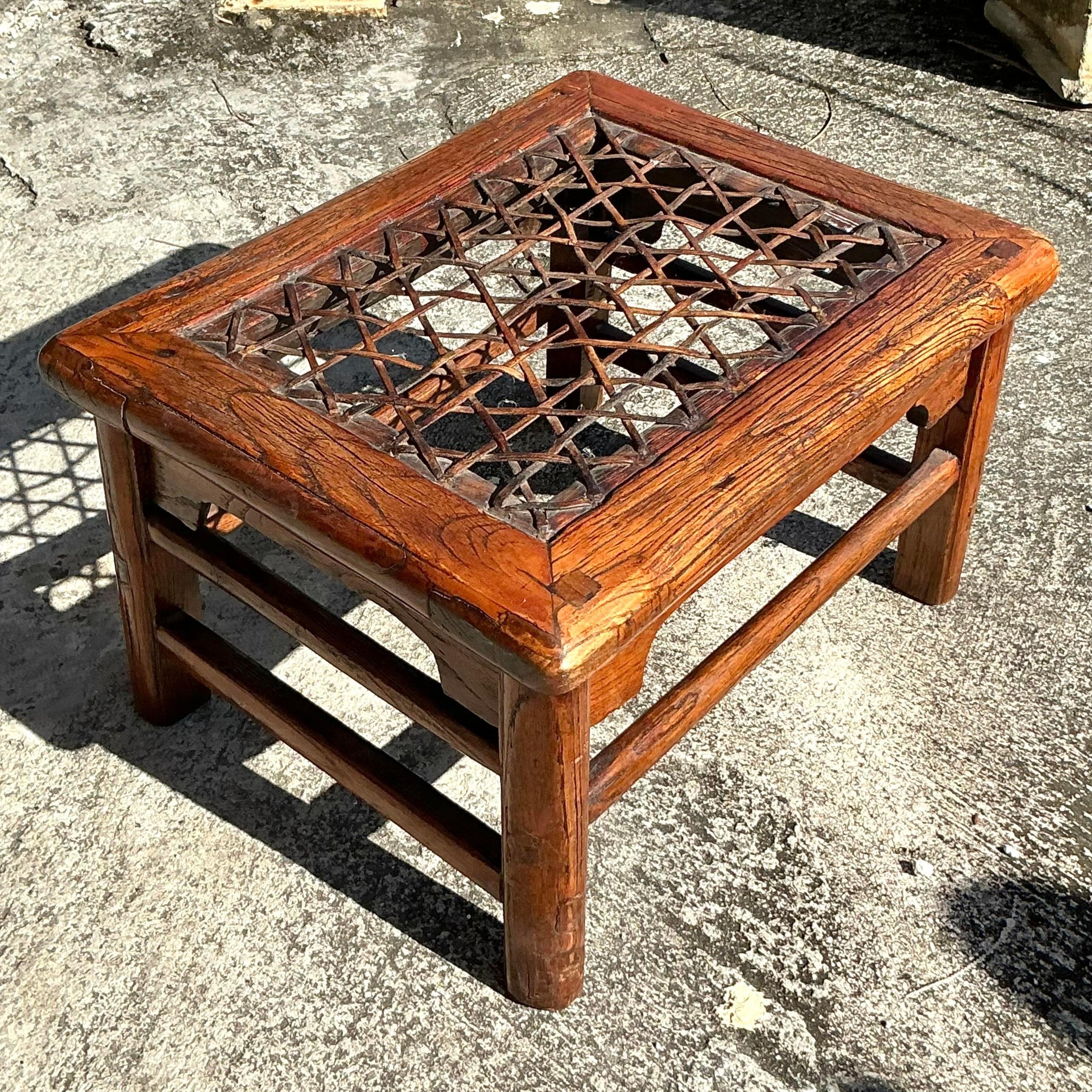 Apportez une touche d'élégance naturelle à votre espace avec ce tabouret bas vintage asiatique en rotin tressé. Fabriqué avec un plateau en rotin habilement tressé et un cadre robuste, ce tabouret incarne la beauté de la simplicité et de l'artisanat