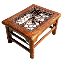 Asiatischer geflochtener Rattanhocker im Vintage-Stil