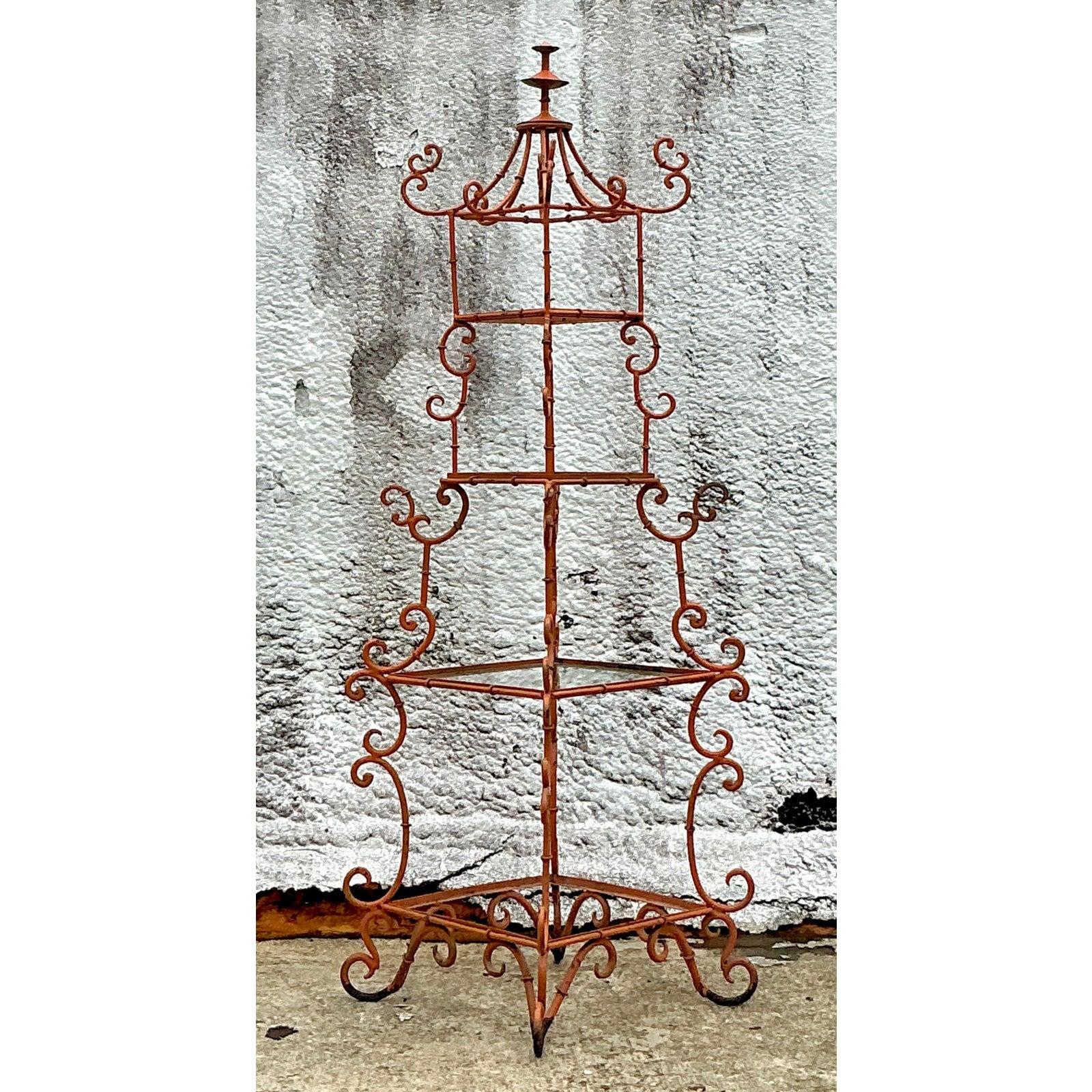 Vintage Asian Wrought Iron Pagoda Etagere en Bueno estado para la venta en west palm beach, FL