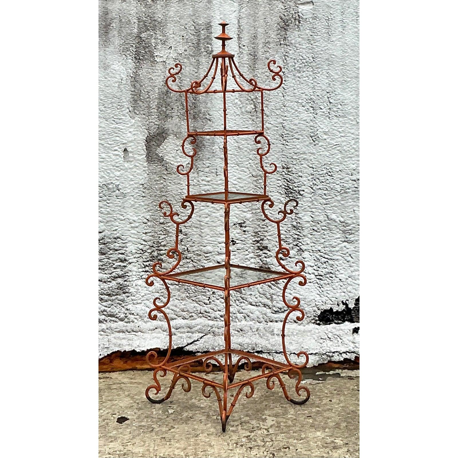 Vintage Asian Wrought Iron Pagoda Etagere siglo XX en venta