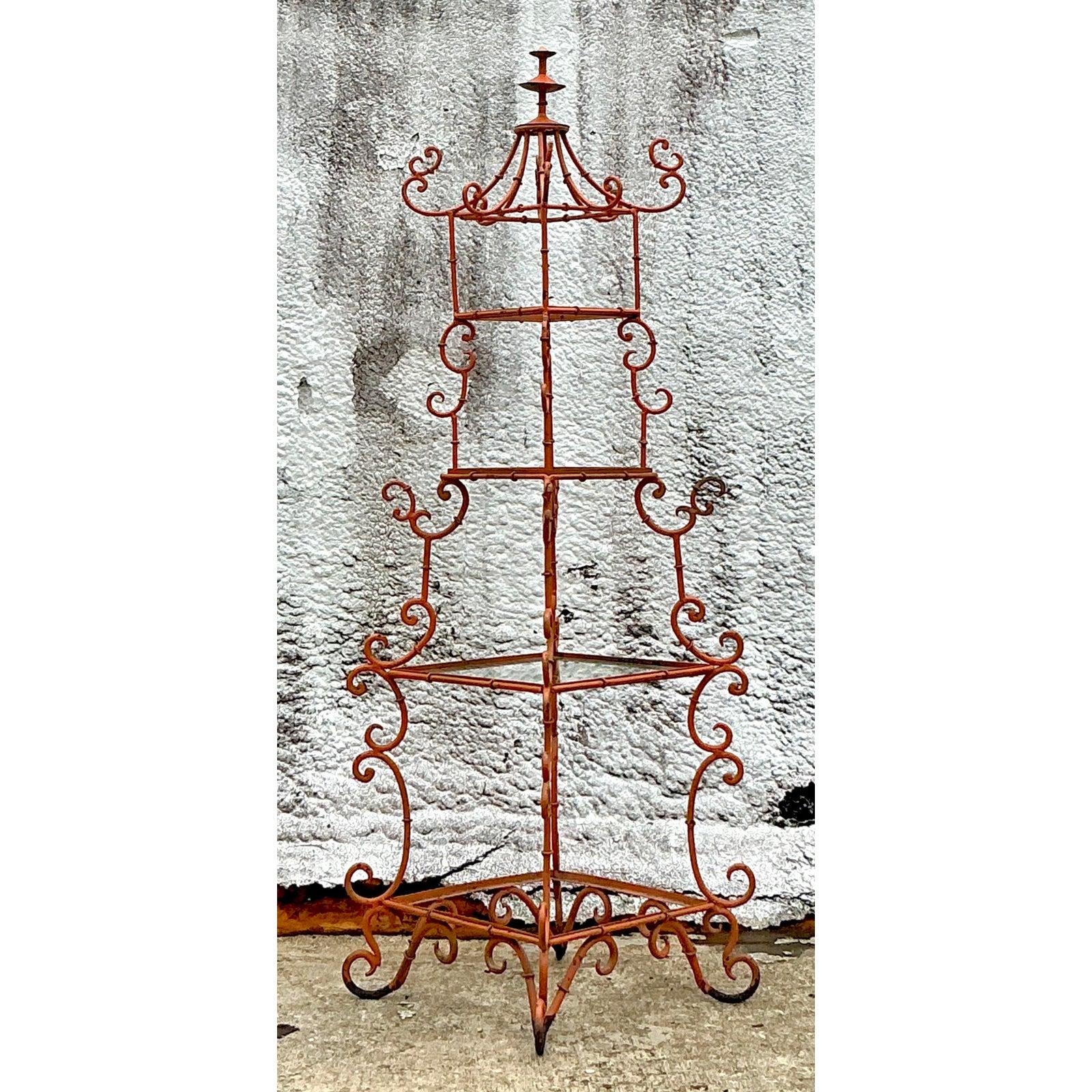 Vintage Asian Wrought Iron Pagoda Etagere Vidrio en venta