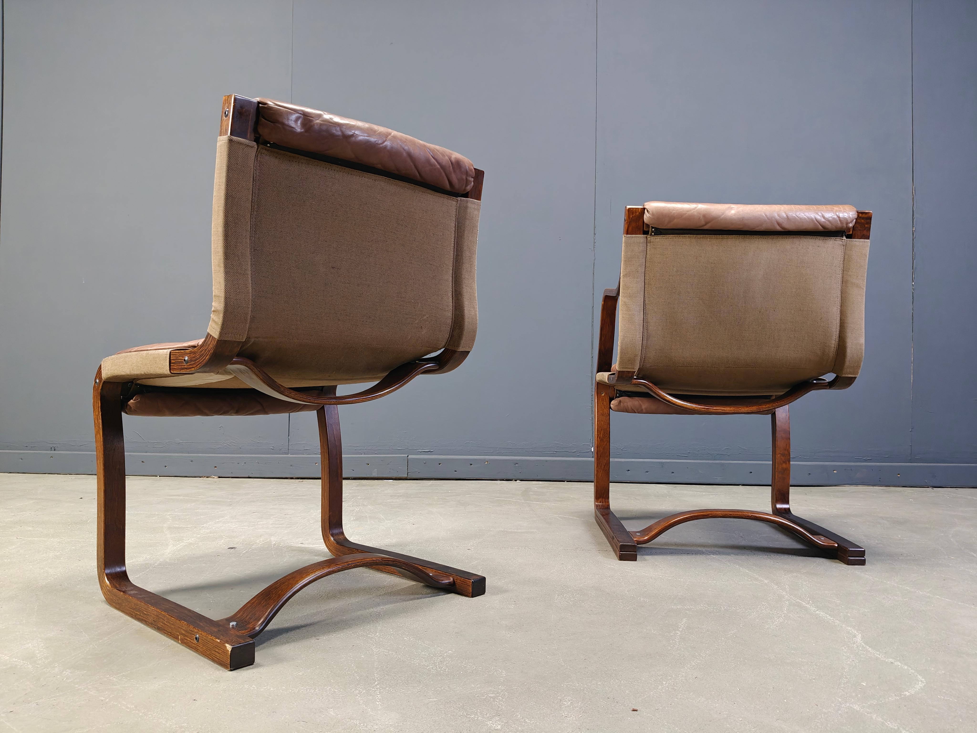 Scandinavo moderno Vintage Asko Pajamies Finlandia Sedie in pelle e compensato, set di 6 - Anni '70 in vendita