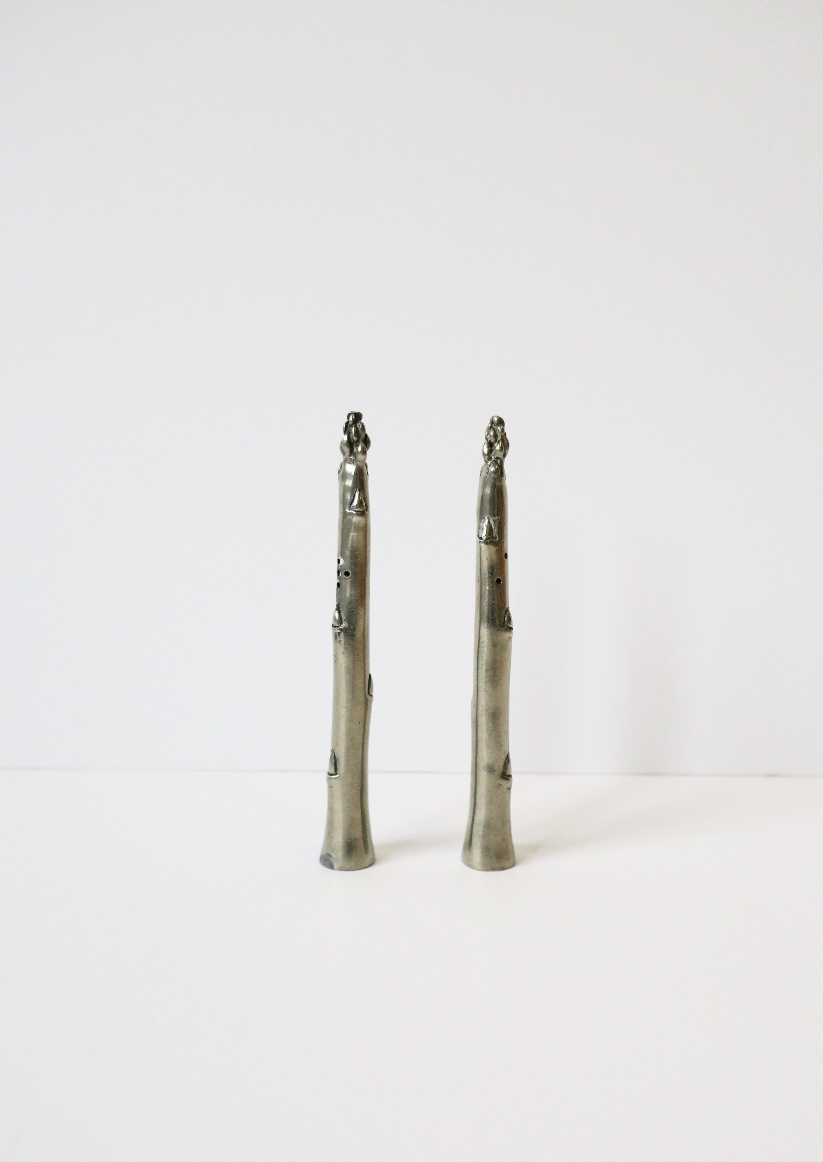 A pair/set of vintage Asparagus vegetable silver metal salt and pepper shakers, circa mid-20th century. 

Dimensions: .75