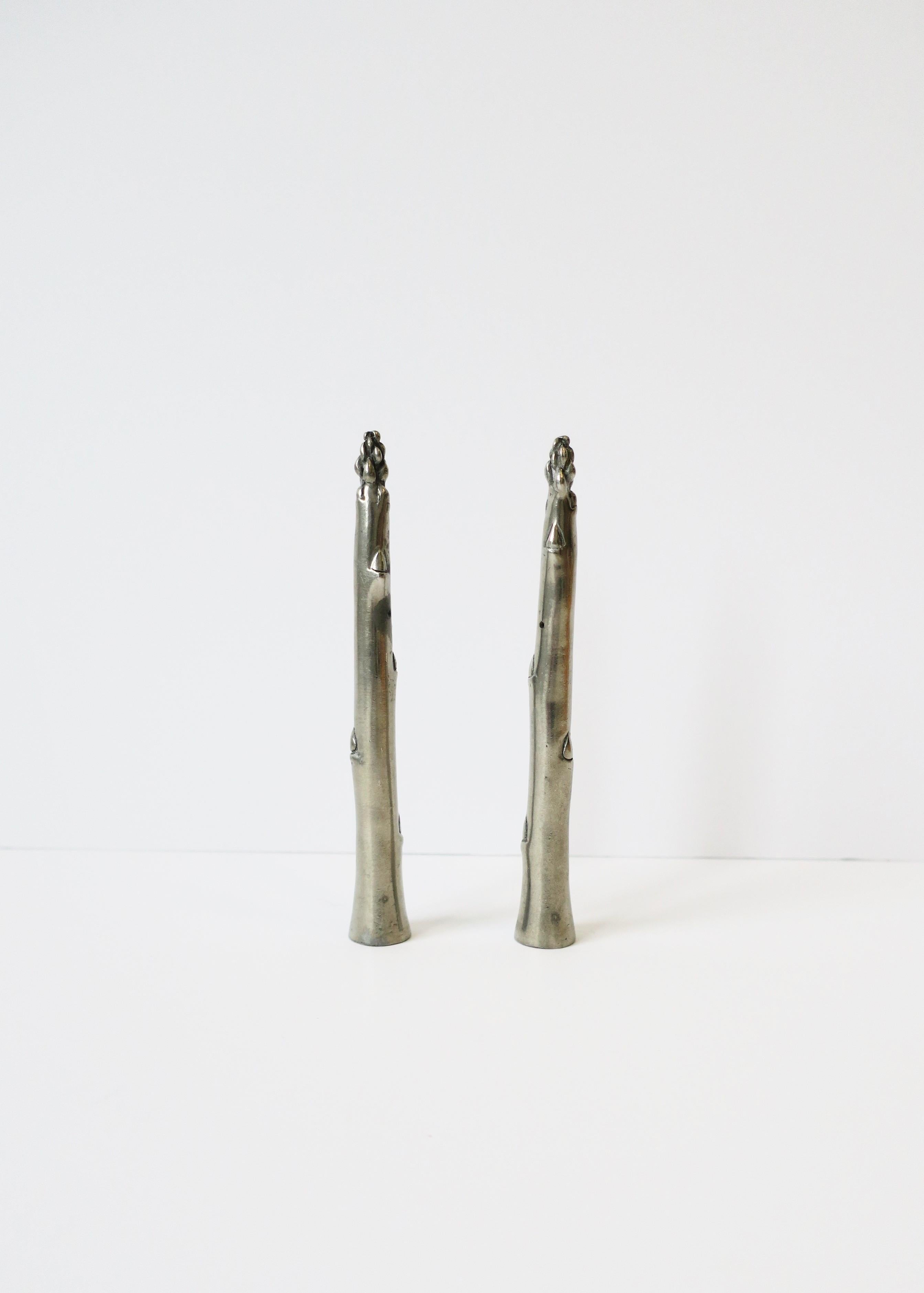 Asparagus Vegetable Salt and Pepper Shakers, Pair In Good Condition In New York, NY