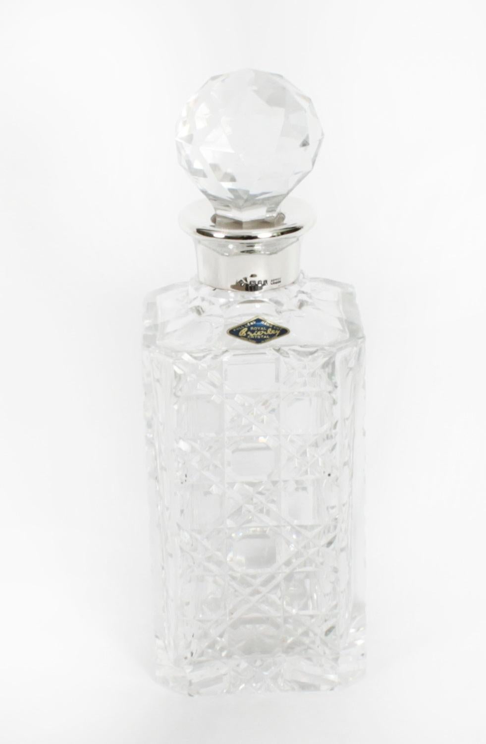 Decantador y tapón Brierley vintage de plata de ley, montado en forma de diamante, con cuello de plata y sello de Londres de 1979, con la marca del fabricante Asprey and Co.

El decantador cónico de cristal con forma rectangular y diseño de diamante