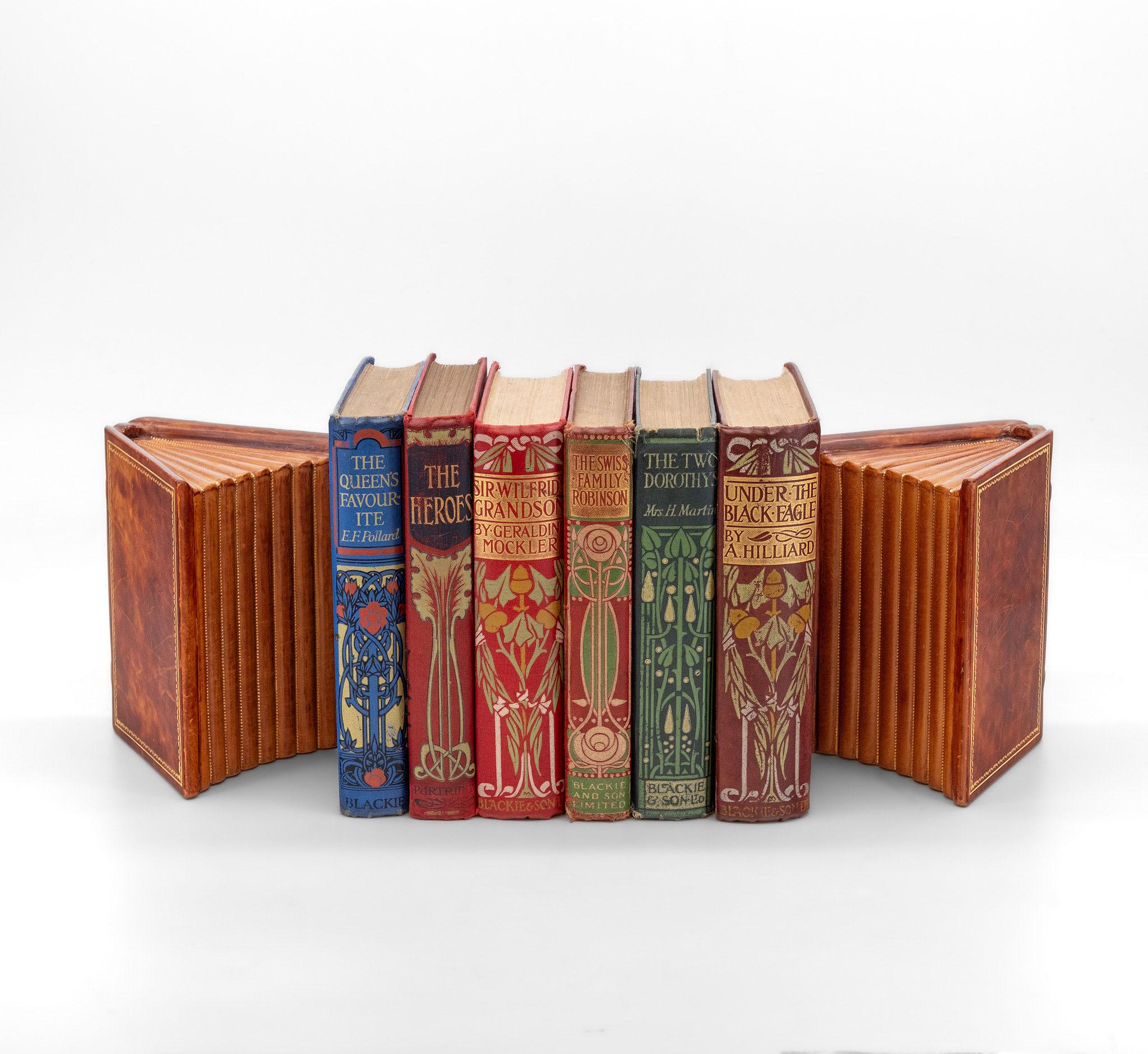 Reggilibri d'epoca Asprey & Co in pelle e dorati, modellati come libri aperti in vendita 5