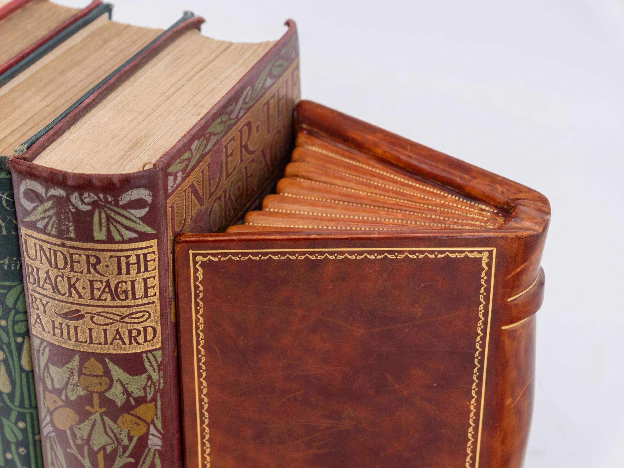 Dorato Reggilibri d'epoca Asprey & Co in pelle e dorati, modellati come libri aperti in vendita