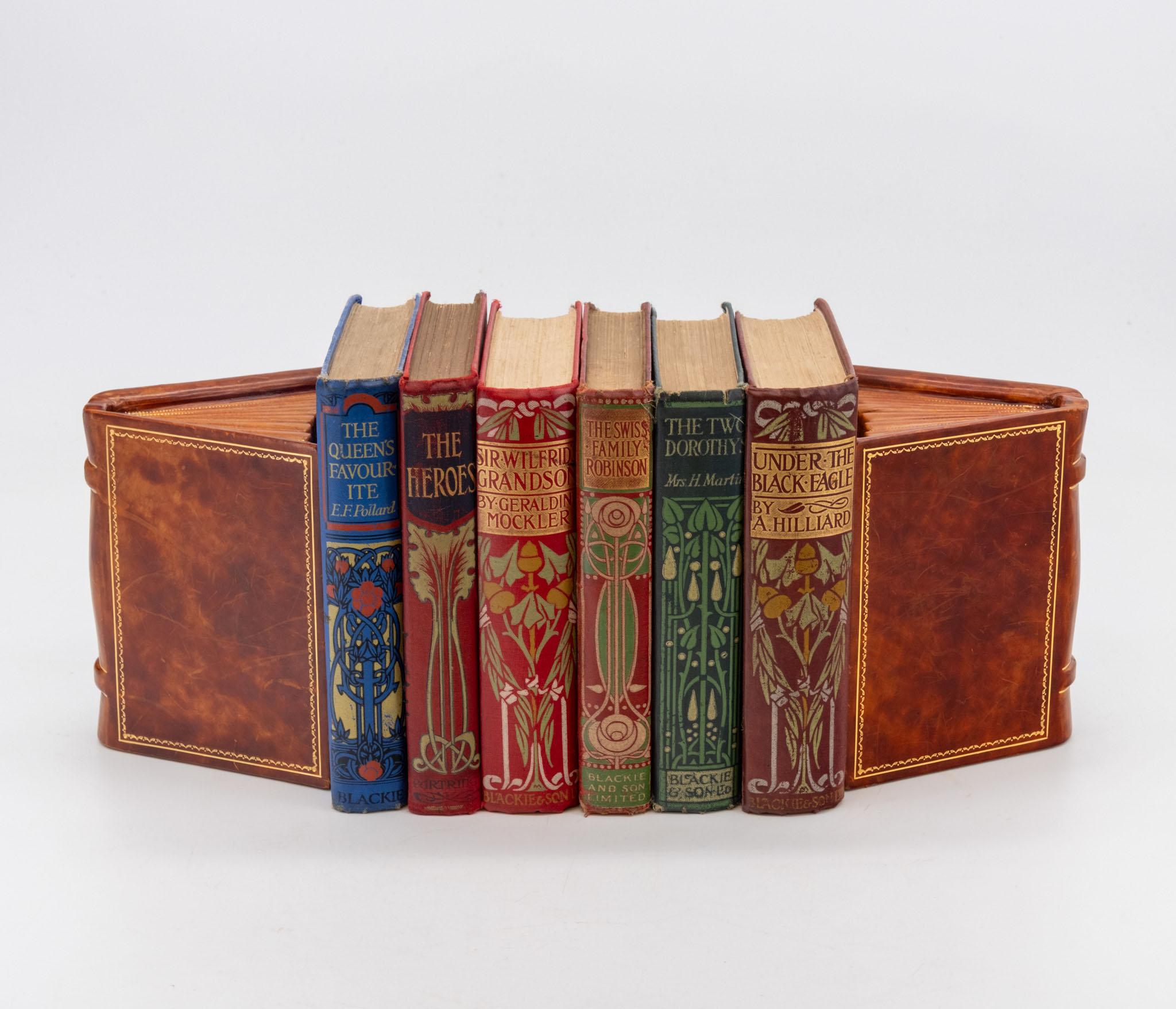 Reggilibri d'epoca Asprey & Co in pelle e dorati, modellati come libri aperti in vendita 2
