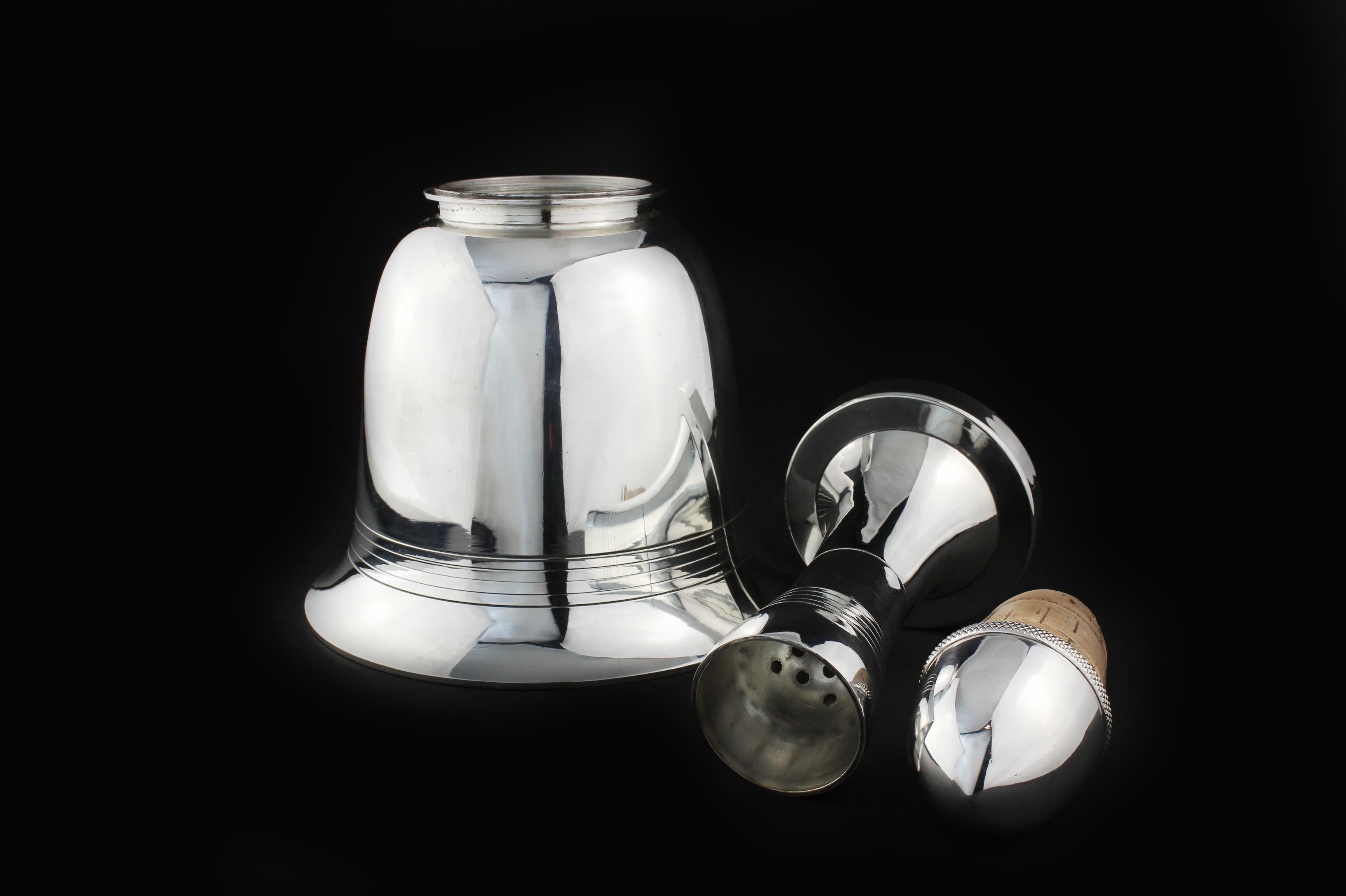 Vintage Asprey & Co silver-plated 'Bell' cocktail shaker.
Made in England, circa 1940.


Size: Height is 27.5 cm
Weight: 730 grams total

Condition: Cocktail shaker has some wear from general usage, good overall condition, has no damage,