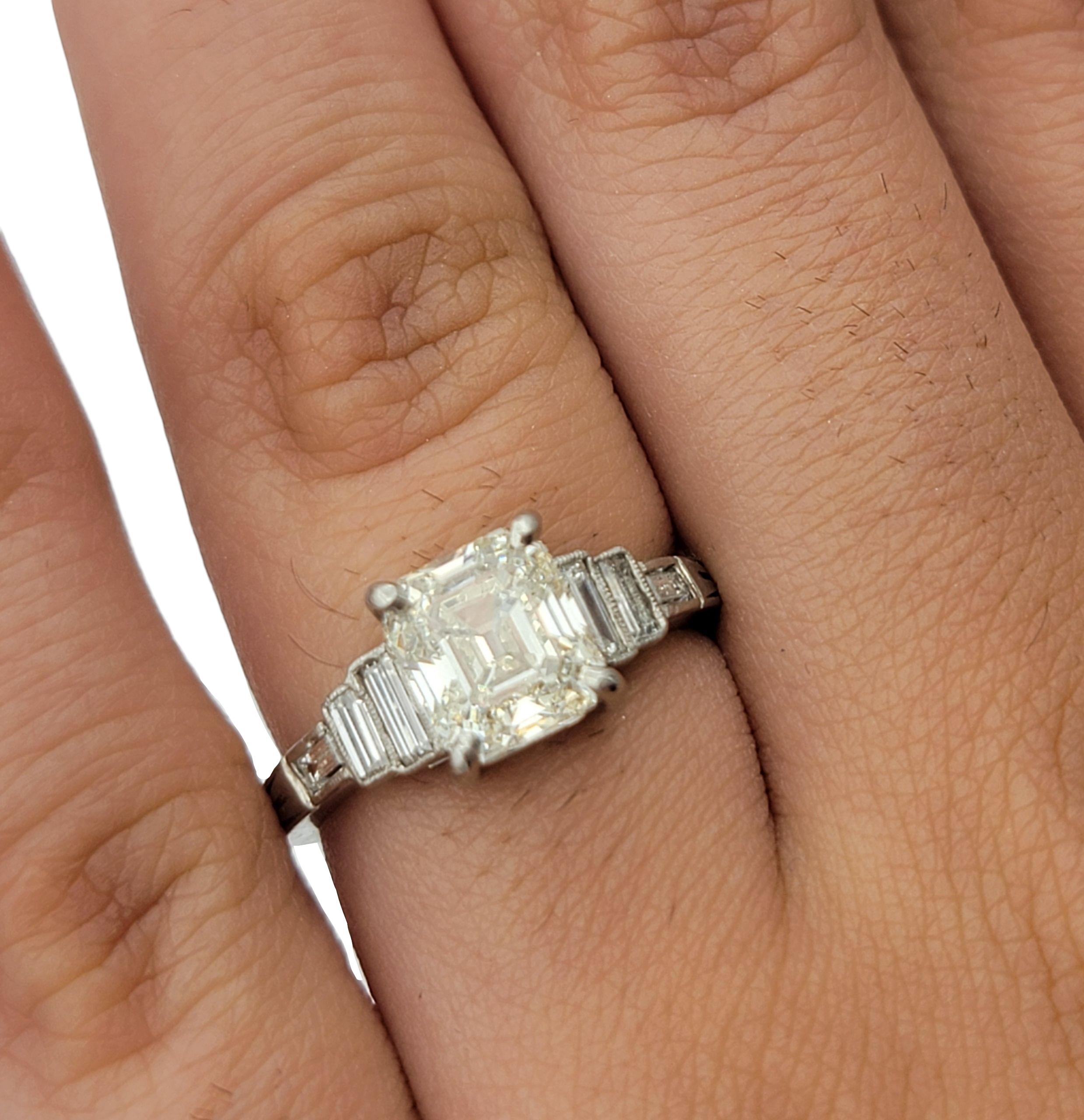 Bague de fiançailles vintage en platine avec diamant asscher et baguette en vente 5