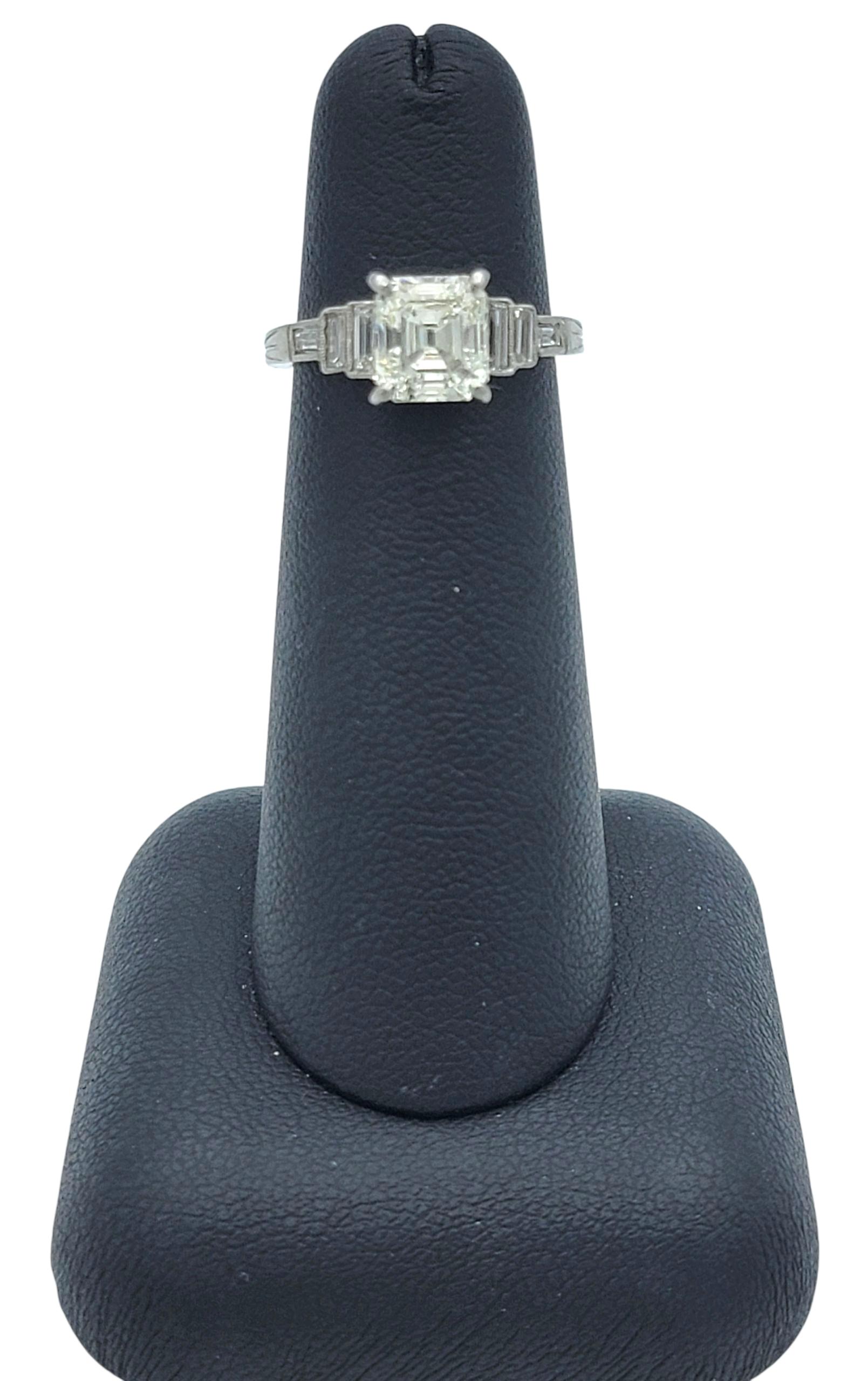 Bague de fiançailles vintage en platine avec diamant asscher et baguette en vente 6