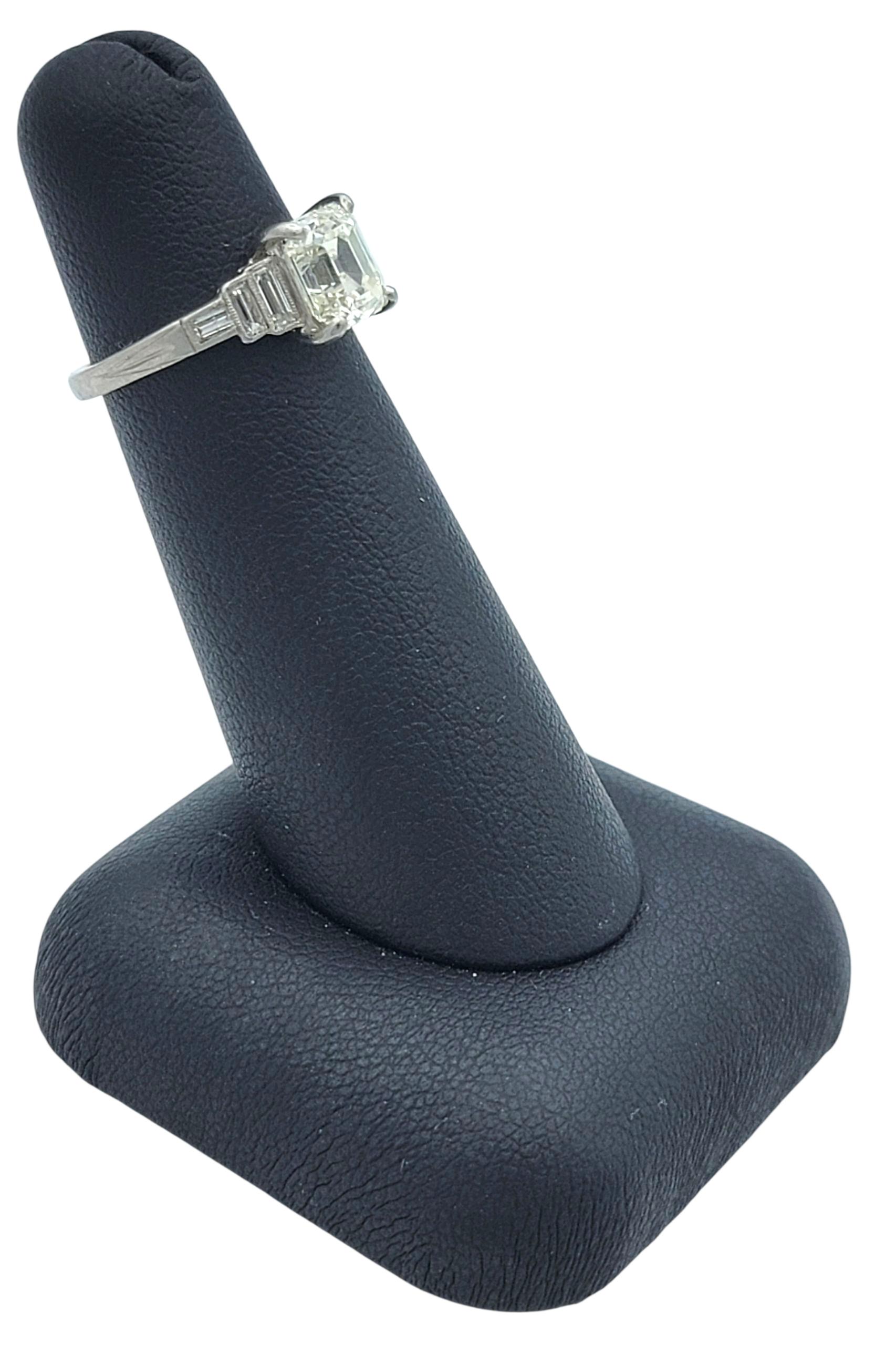 Bague de fiançailles vintage en platine avec diamant asscher et baguette en vente 7