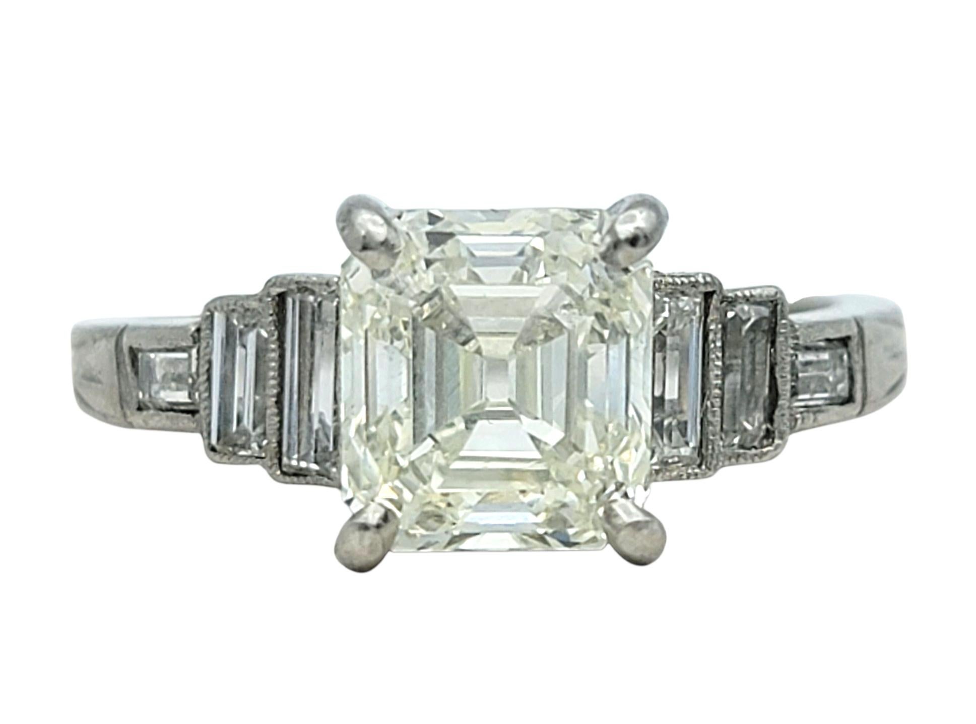 Taille de l'anneau : 4.5

Cette bague de fiançailles vintage intemporelle met en valeur un saisissant diamant de taille Asscher au centre, connu pour ses élégantes facettes en escalier et sa profondeur envoûtante. La silhouette carrée et les coins