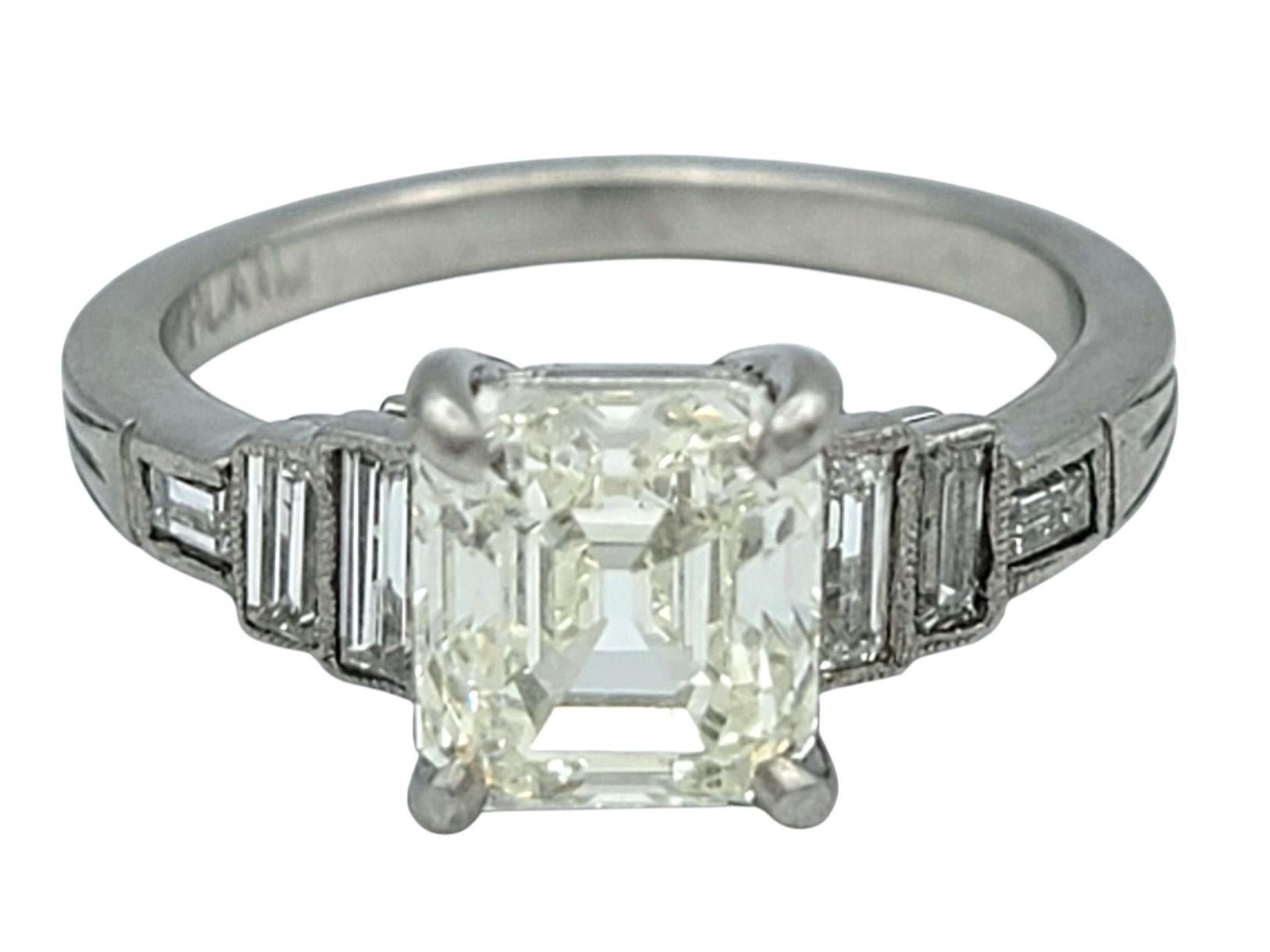 Contemporain Bague de fiançailles vintage en platine avec diamant asscher et baguette en vente