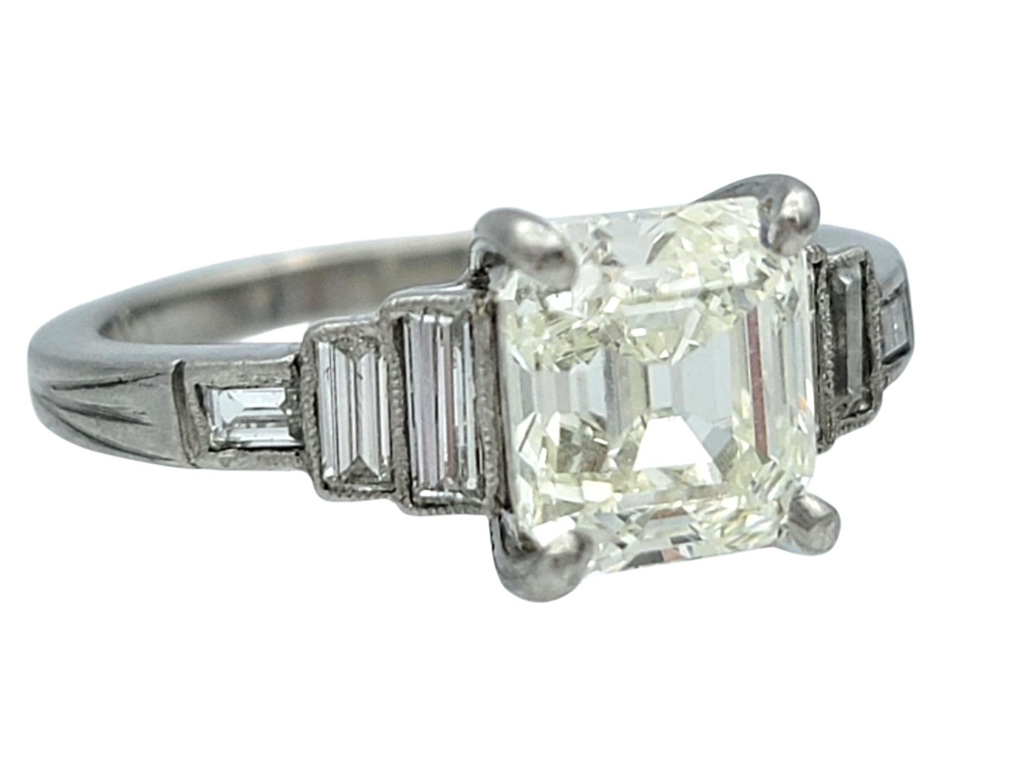 Taille Asscher Bague de fiançailles vintage en platine avec diamant asscher et baguette en vente