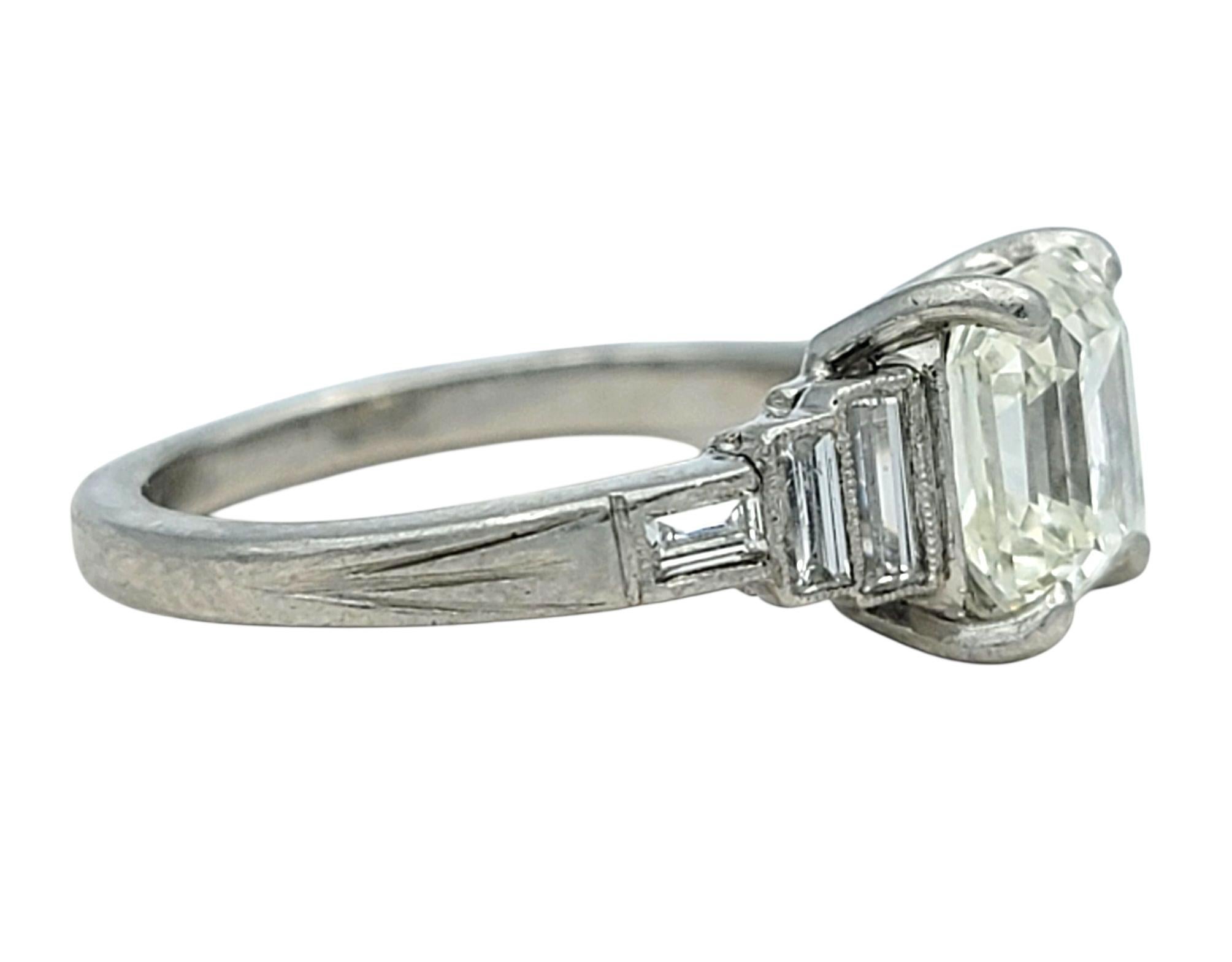 Bague de fiançailles vintage en platine avec diamant asscher et baguette Bon état - En vente à Scottsdale, AZ