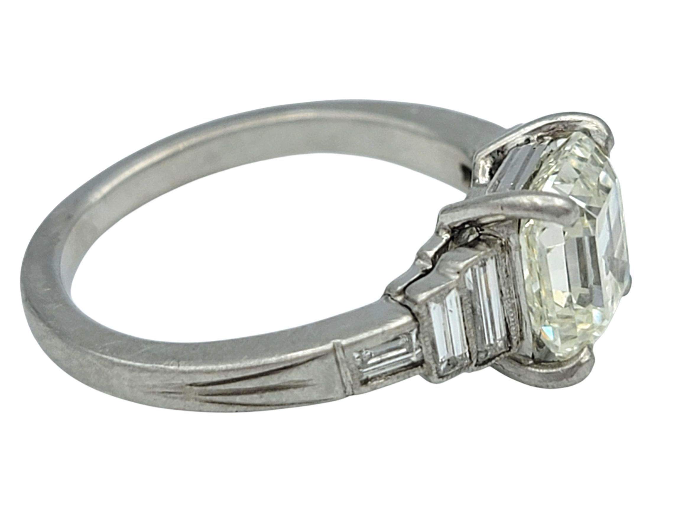 Bague de fiançailles vintage en platine avec diamant asscher et baguette Pour femmes en vente