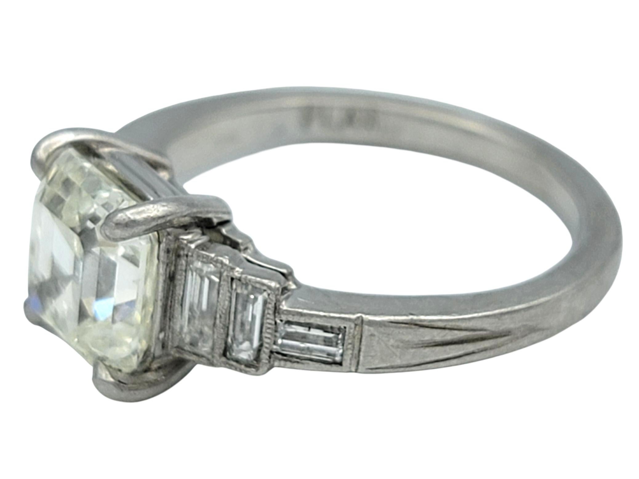 Bague de fiançailles vintage en platine avec diamant asscher et baguette en vente 1