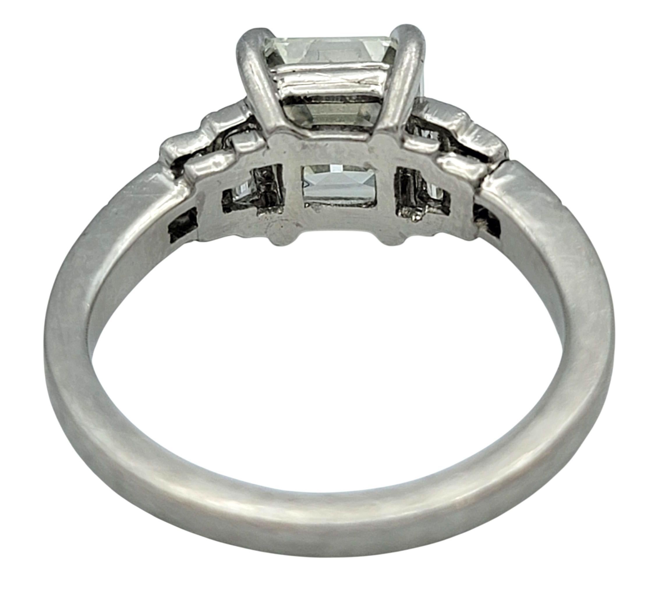 Bague de fiançailles vintage en platine avec diamant asscher et baguette en vente 2