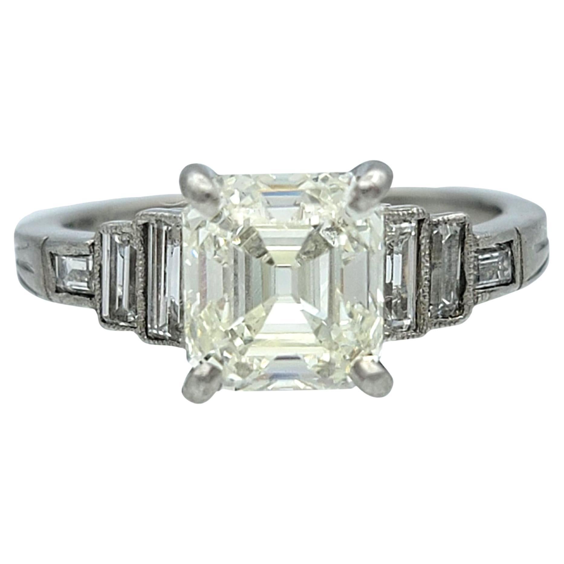 Bague de fiançailles vintage en platine avec diamant asscher et baguette en vente